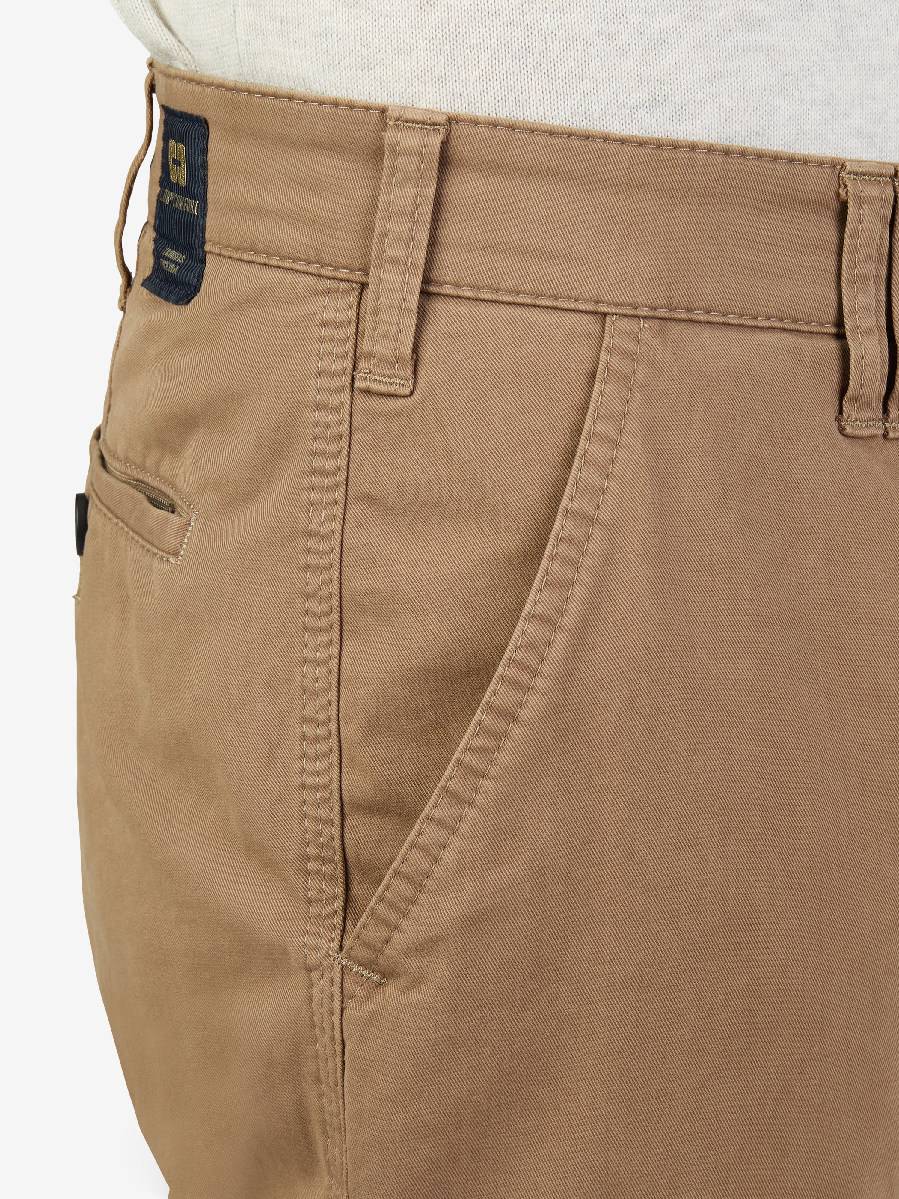 Beige DENVER 4402 Flat Front-Hose aus Baumwolle mit elastischem Komfortbund, Hemdstopper, Reißverschluss-Sicherheitstasche in der rechten Gesäßtasche, gerader Schnitt, normale Leibhöhe, hergestellt von Club of Comfort, soft High Stretch-Qualität, sichtbare Nähte und Gürtel-Loop.