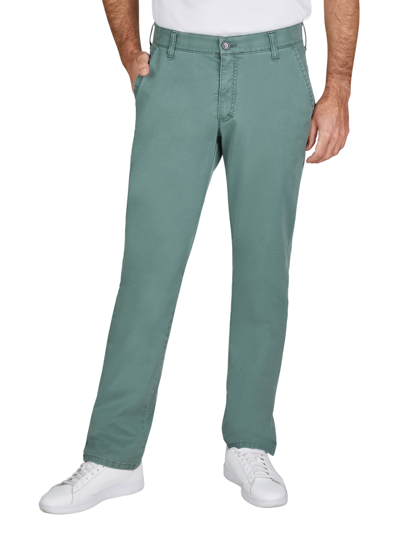 Hose in hellgrün mit geradem Schnitt, seitlichen Taschen und Gürtelschlaufen, getragen von einem Mann in weißen Sneakers und weißem T-Shirt.