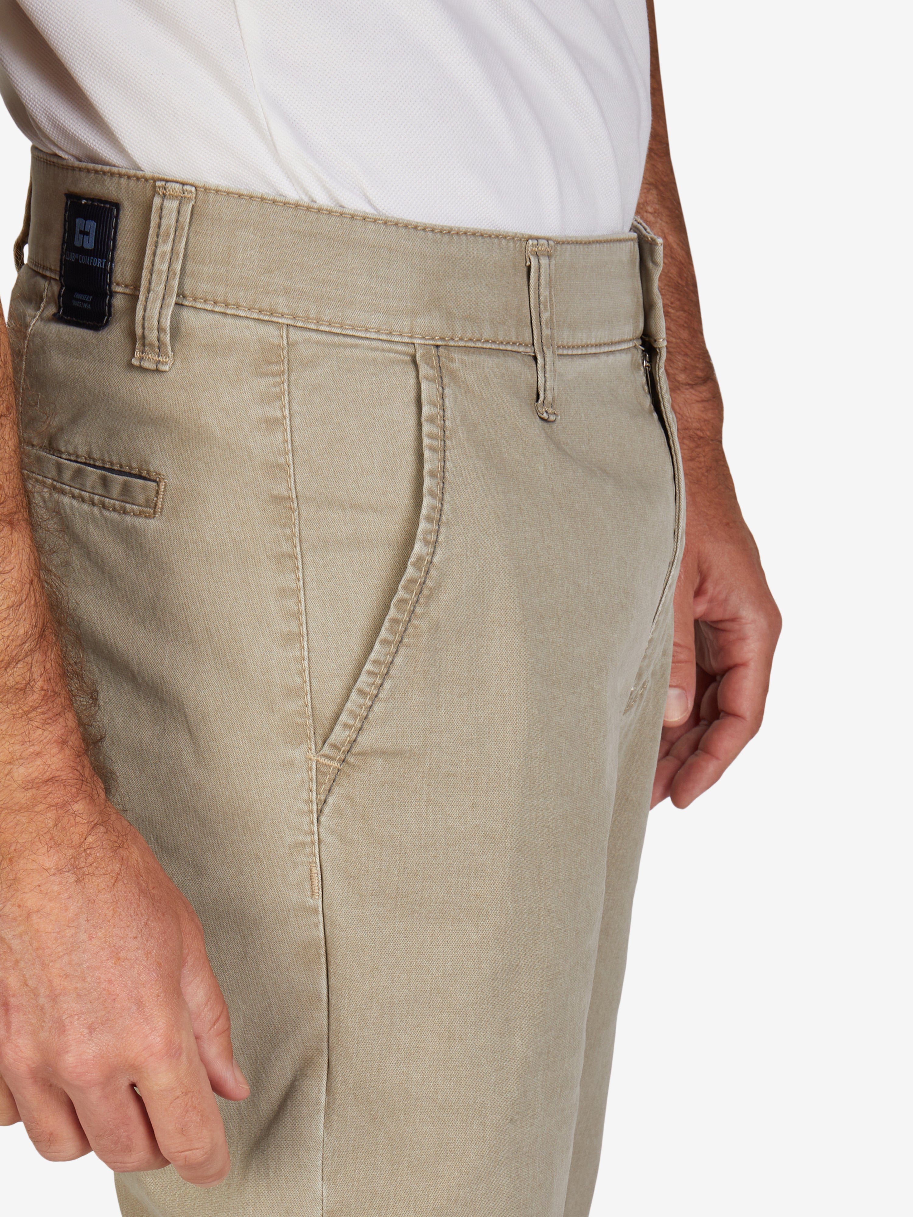 Bequeme Garvey 6701 Flat Front-Hose in Grau-Beige mit elastischem Komfortbund, Hemdenstopper, Seiten- und Gesäßtaschen, aus Baumwoll Broken-Twill mit High Stretch, sommerlicher Fade-Out-Färbung, schmaler Beinverlauf, Regular Fit, hergestellt von Club of Comfort.