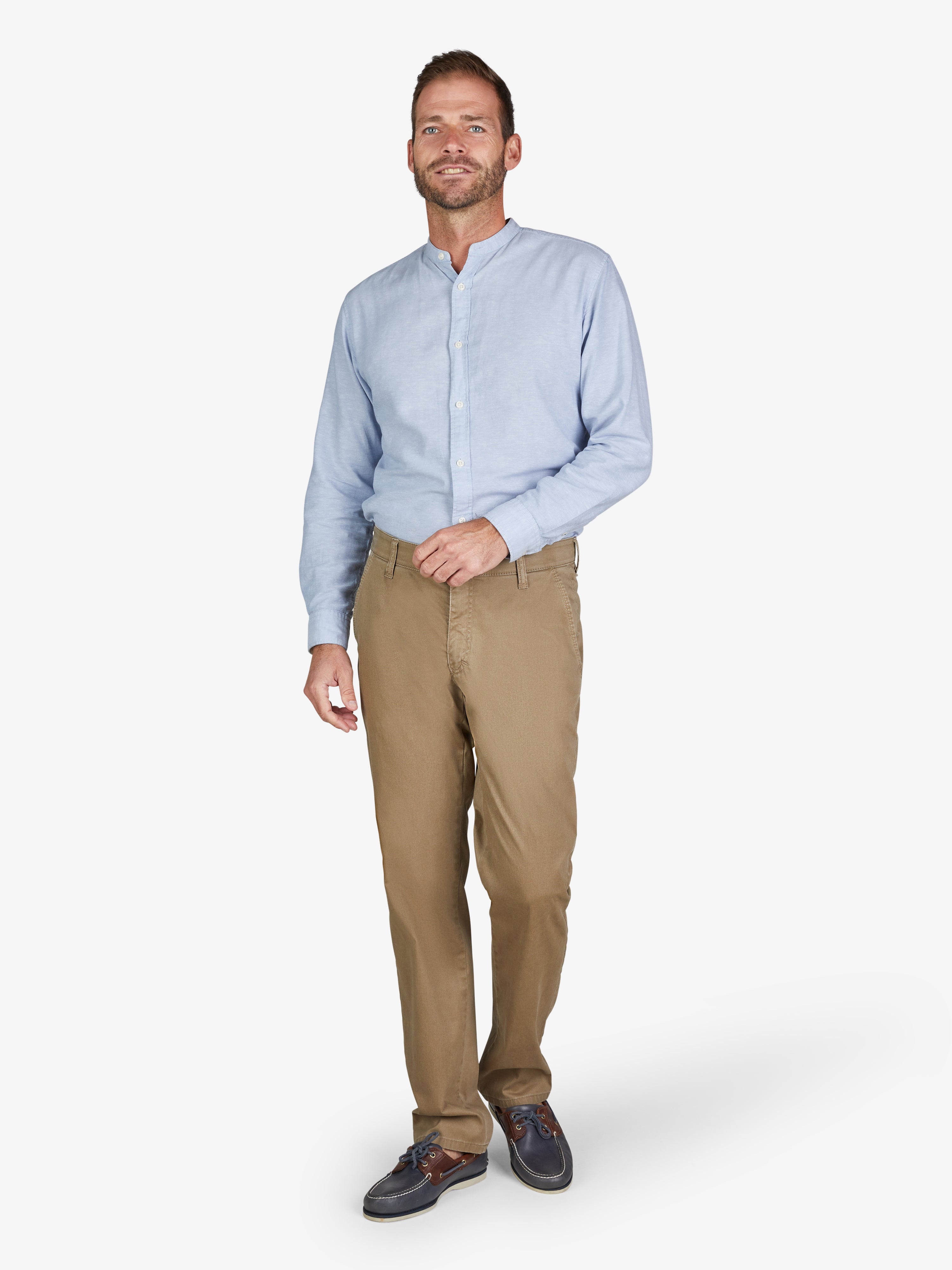 Männlicher Models in hellbrauner GARVEY 6701 Flat Front-Hose aus Baumwoll-Broken-Twill mit High Stretch, elastischem Komfortbund, Hemdenstopper und dezentem Kontrast an den Taschenecken, kombiniert mit einem hellblauen Hemd. Die Hose hat eine normale Leibhöhe, einen schlankeren Beinverlauf und ist perfekt für Frühjahr und Sommer.