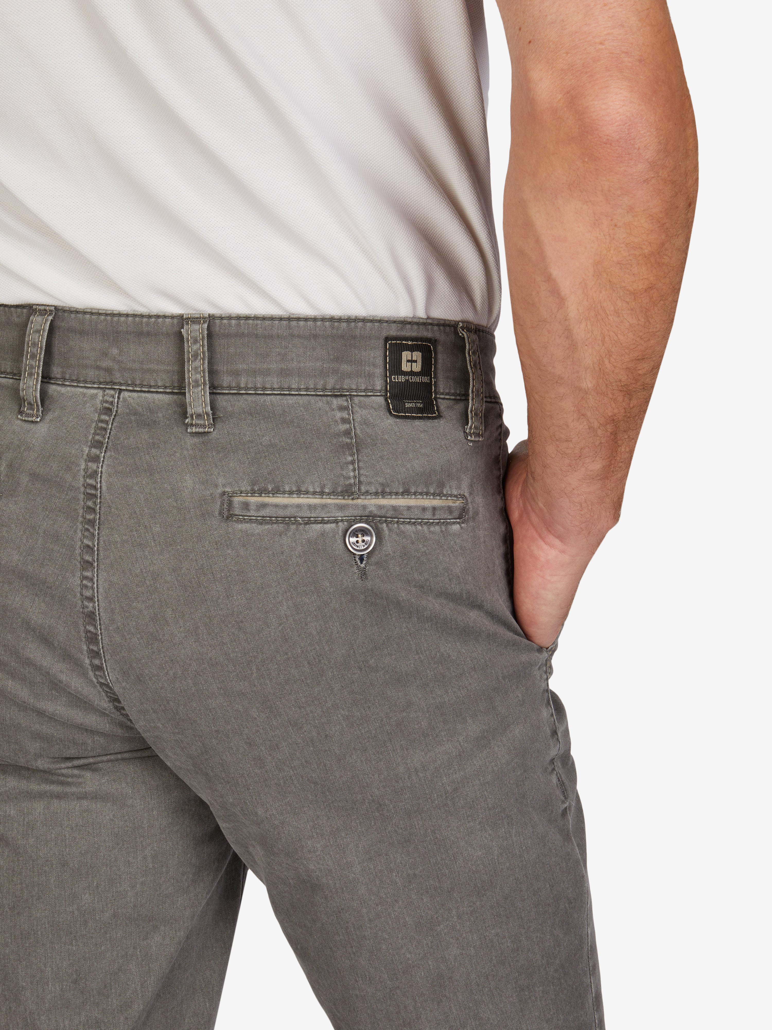 Nahaufnahme einer grauen Flat Front-Hose mit elastischem Komfortbund, Hemdenstopper und dezenter Kontrastdetail an den Taschen. Gefertigt aus Baumwoll Broken-Twill mit High Stretch, ideal für Frühjahr/Sommer, Regular Fit, hergestellt von Club of Comfort.