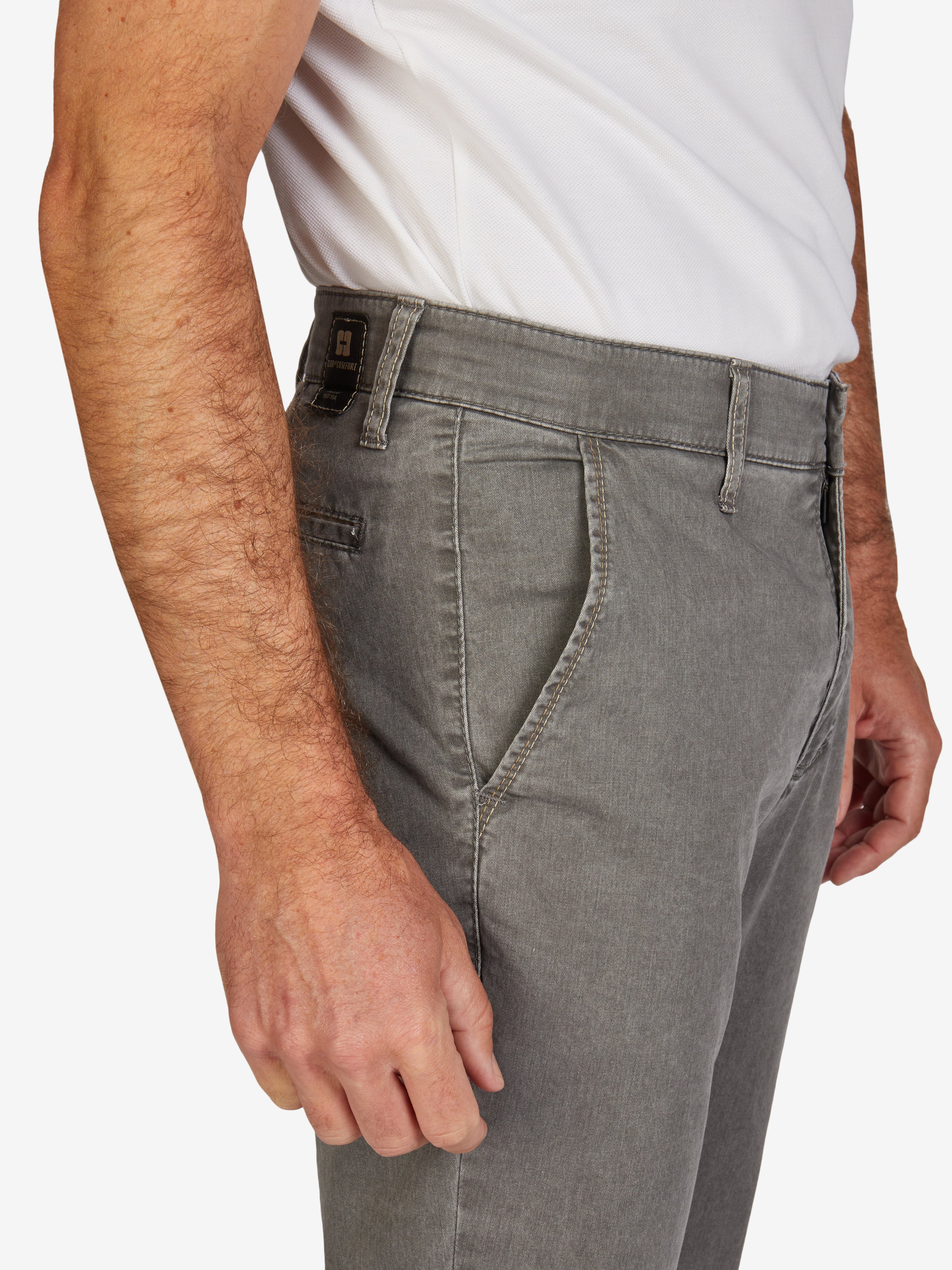 Garvey 6701 Graue Flat Front-Hose aus Baumwoll-Broken-Twill mit High Stretch, elastischem Komfortbund, Hemdenstopper, dezentem Kontrast an den Seiten- und Gesäßtaschen, moderater Leibhöhe, schmaler Beinverlauf, sommerlichem Fade-Out-Färbeeffekt, Regular Fit, ideal für Frühjahr/Sommer, hergestellt nach nachhaltigen Standards (Made in Green by Oeko-Tex).