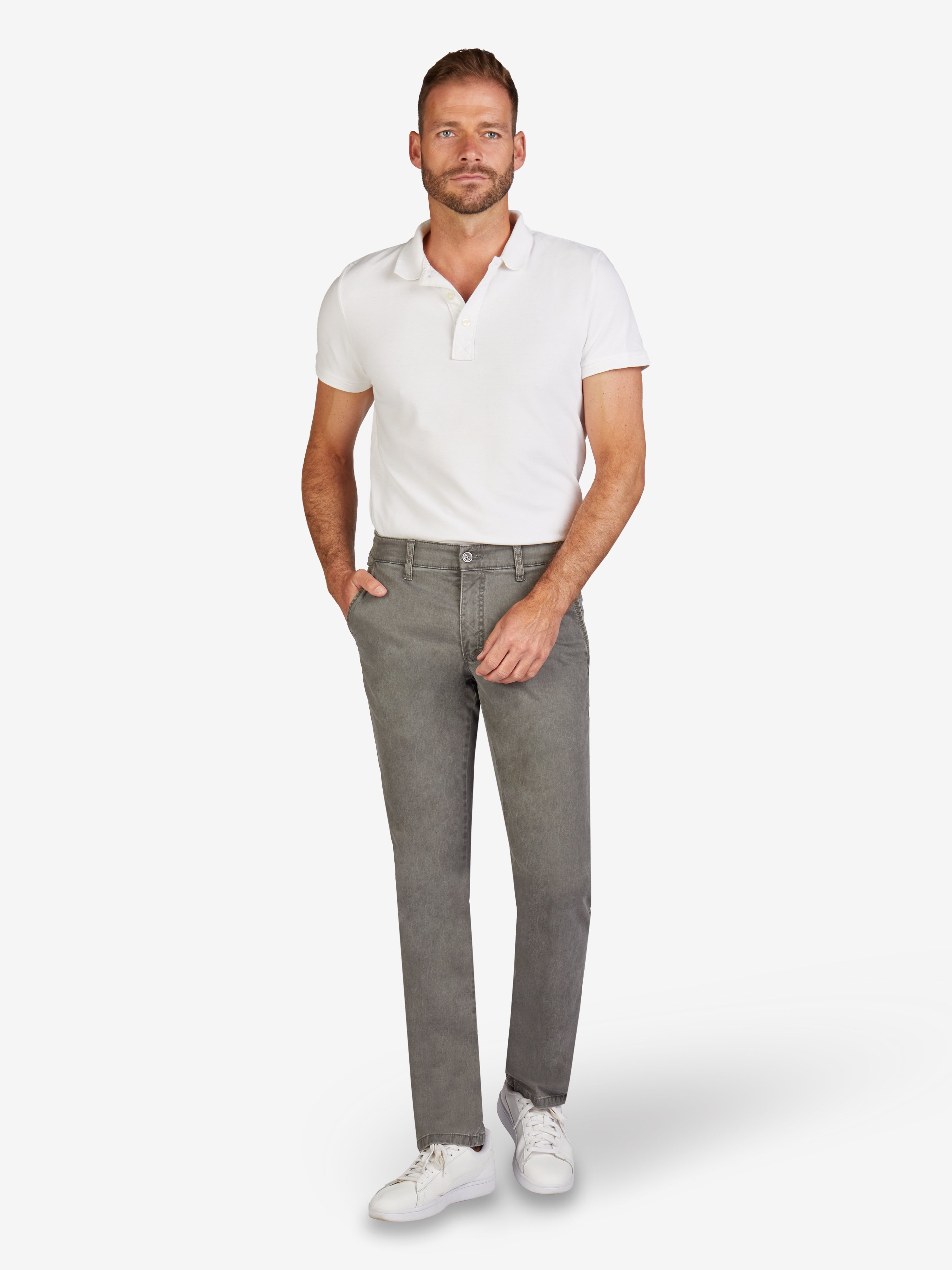 Mann trägt eine graue GARVEY 6701 Flat Front-Hose mit Komfortbund, Hemdenstopper und High Stretch, kombiniert mit weißem Polo-Shirt. Die Hose hat dezente Kontrastdetails, sitzt in normaler Leibhöhe und ist ideal für Frühjahr/Sommer.