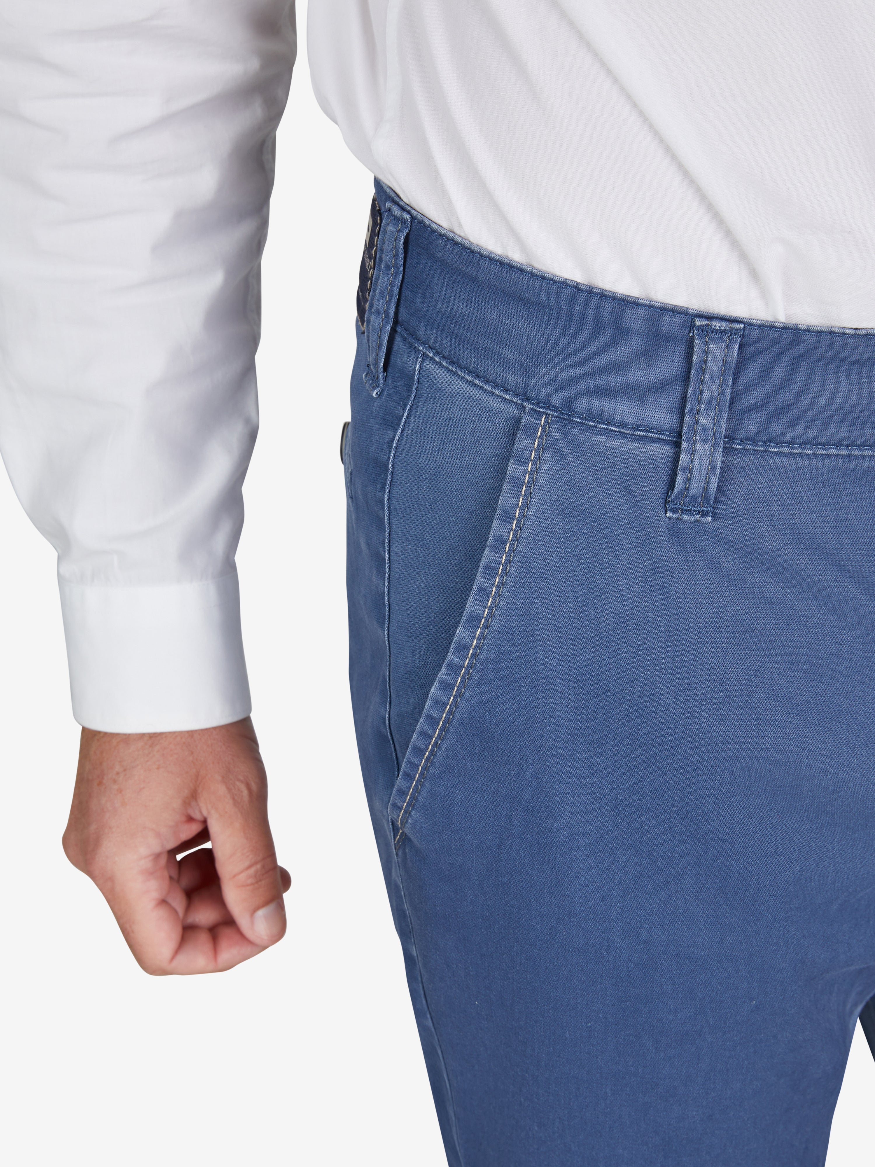 Nahaufnahme einer graublauen GARVEY 6701 Flat Front-Hose mit elastischem Komfortbund, Hemdenstopper und dezenten Kontrastdetails an den Seiten- und Gesäßtaschen. Gefertigt aus Baumwoll-Broken-Twill mit High Stretch, in sommerlicher Fade-Out-Färbung.