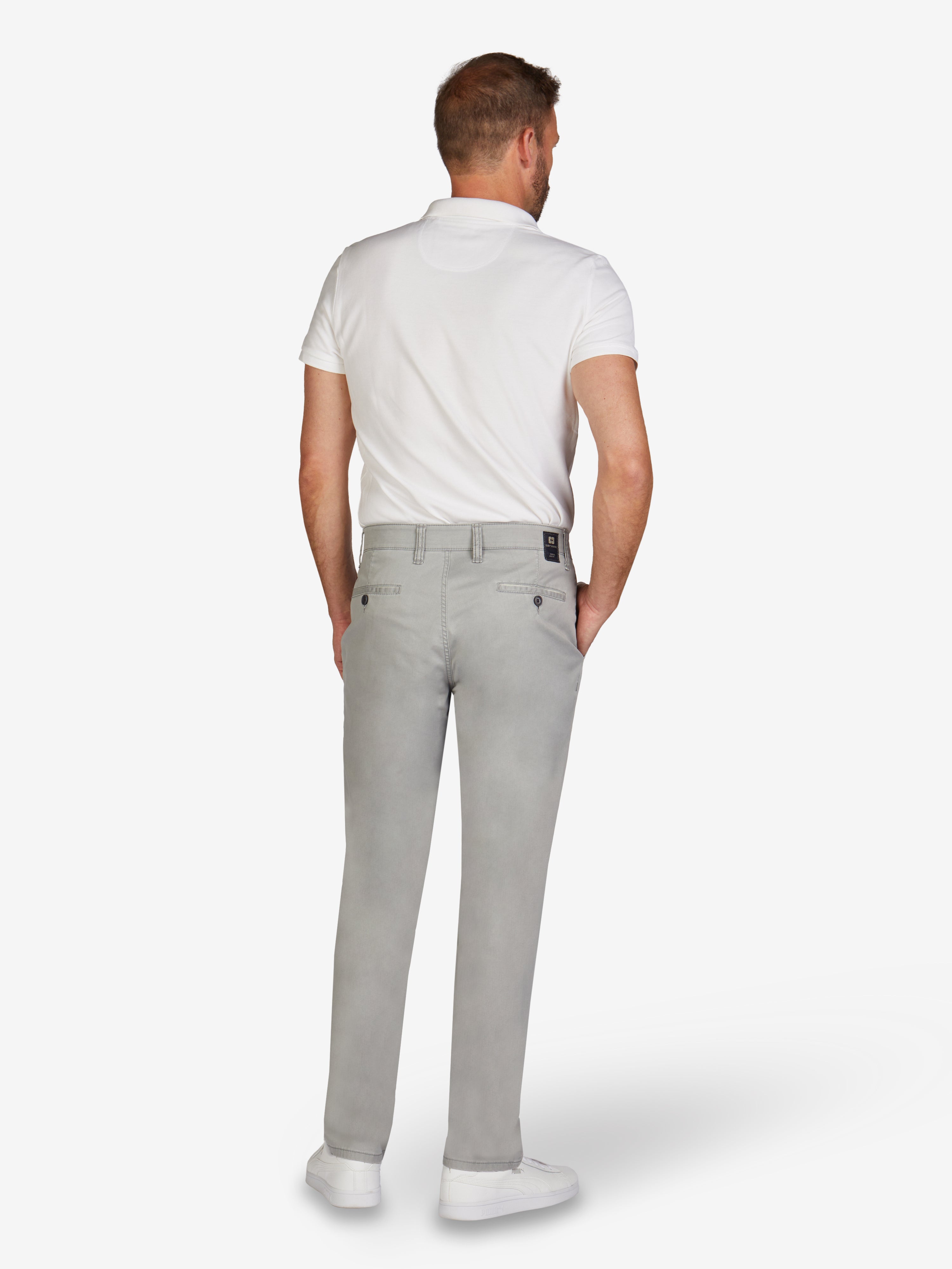 Mann trägt eine hellgraue Garvey 6701 Flat Front-Hose mit elastischem Komfortbund, Hemdenstopper und dezenter Seitentasche, aus Baumwoll-Broken-Twill mit High Stretch, Fade-Out-Färbung, passender Slim-Fit, ideal für Frühling/Sommer, hergestellt von Club of Comfort.