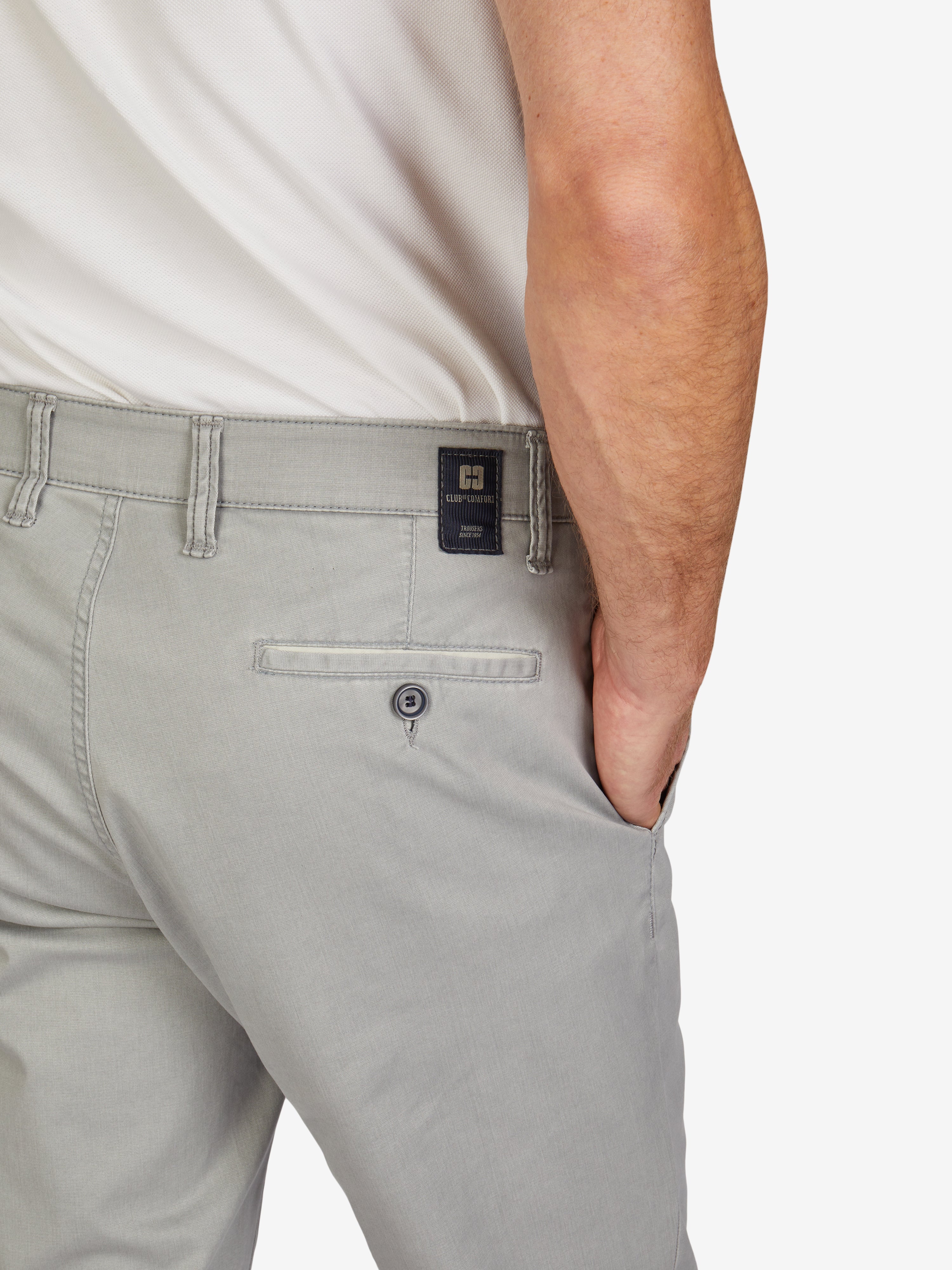 Nahaufnahme einer hellgrauen Chino-Flat-Front-Hose von GARVEY 6701, mit elastischem Komfortbund, Hemdenstopper, dezenten Kontrastdetails an Seiten- und Gesäßtaschen, gefertigt aus Baumwoll Broken-Twill mit High Stretch, ideal für Frühjahr/Sommer.