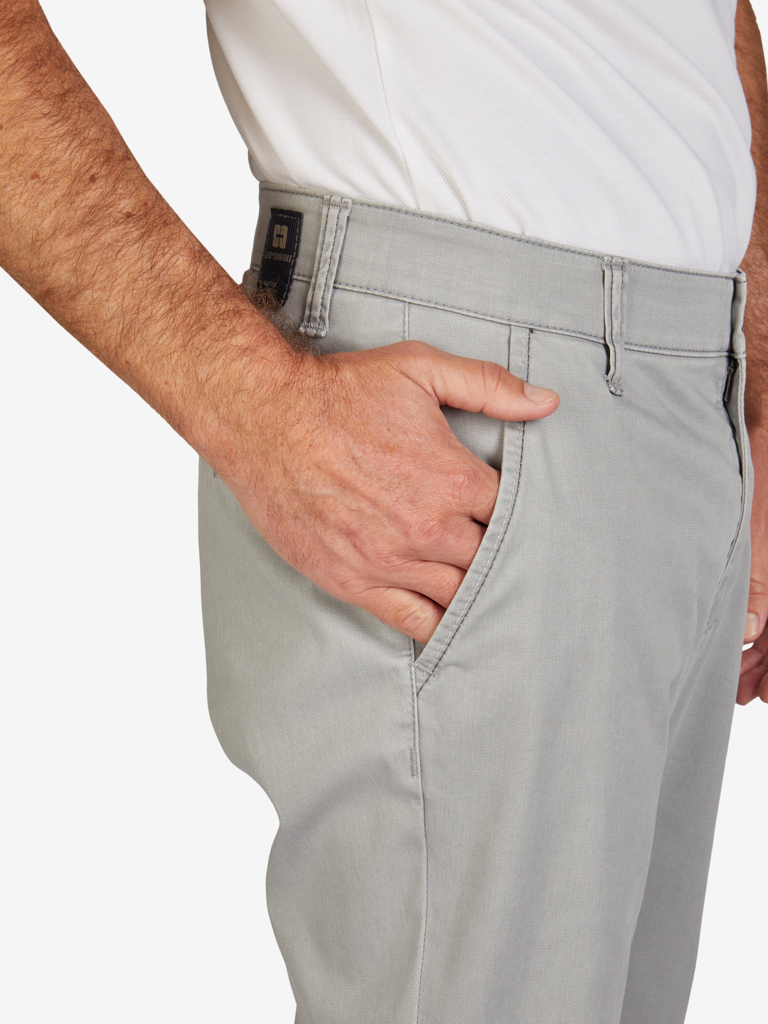 Nahaufnahme einer hellgrauen Flat Front-Hose von GARVEY 6701 mit elastischem Komfortbund, Hemdenstopper und dezenter Kontrast an den Seiten- und Gesäßtaschen, gefertigt aus Baumwoll Broken-Twill mit High Stretch, sommerlichem Fade-Out-Färbeeffekt, normales Modell mit Schlankes Beinverlauf und mittelhohem Sitz.