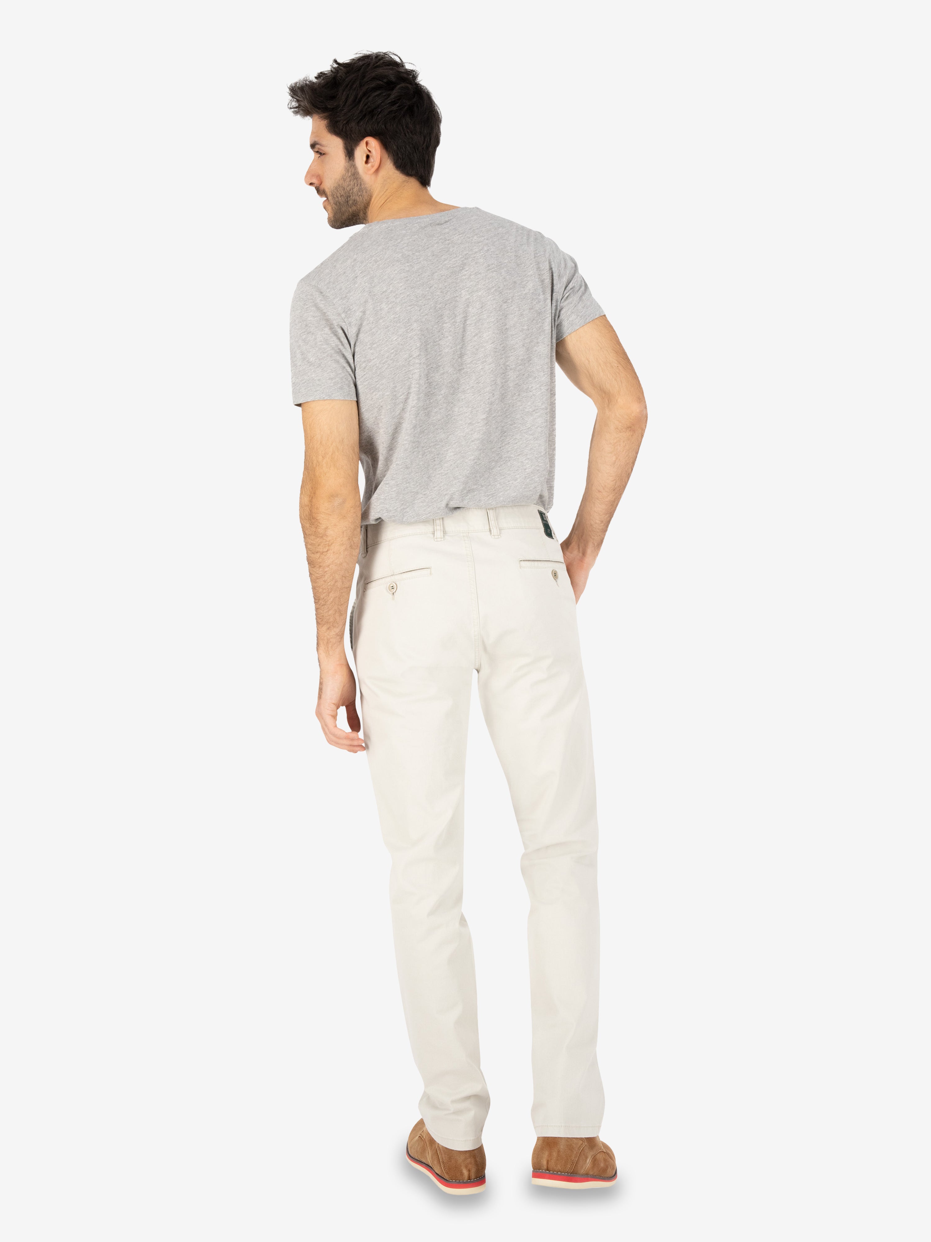 Mann trägt eine hellbeige GARVEY 6701 Flat Front-Hose aus Baumwoll-Broken-Twill mit High Stretch, elastischem Komfortbund, Hemdenstopper, sportiven Kontrast-Taschen, normaler Leibhöhe, schmaler Fußweite, sommerlichem Fade-Out-Färbung und Regular Fit, sichtbar von hinten.