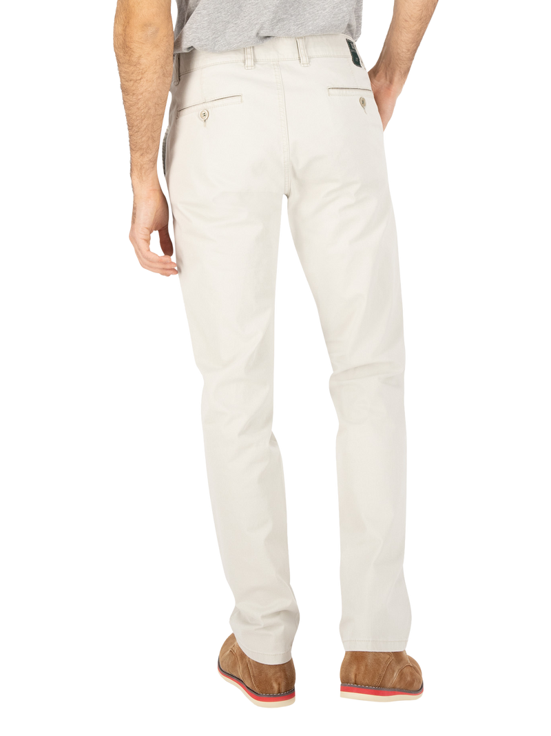 Hosenansicht eines Mannes, der weiße, gerade geschnittene Jeans trägt. Die Jeans hat eine normale Passform mit Taschen auf der Rückseite, Gürtelösen und Zierknöpfe. Er trägt braune Schuhe und ein graues T-Shirt.