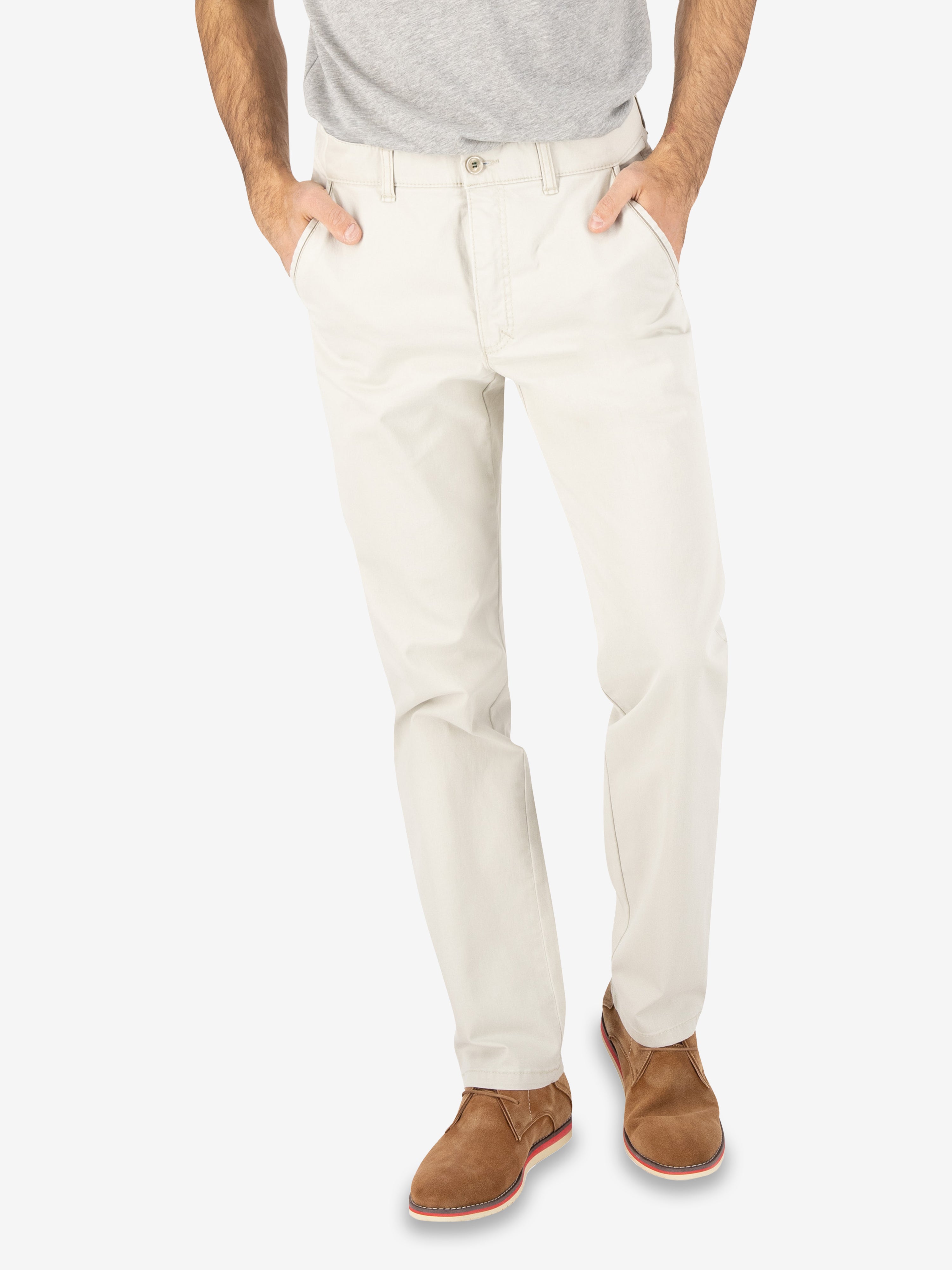 Hellbeige GARVEY 6701 Chino-Hose mit Flat Front, elastischem Komfortbund, Hemdenstopper, sportiven Kontrastdetails an den Seiten- und Gesäßtaschen, aus Baumwoll Broken-Twill mit High Stretch und Fade-Out-Färbung, normale Leibhöhe, schmaler Beinverlauf, geeignet für Frühjahr/Sommer, hergestellt von Club of Comfort, nachhaltige, bequeme Hose im Regular Fit.