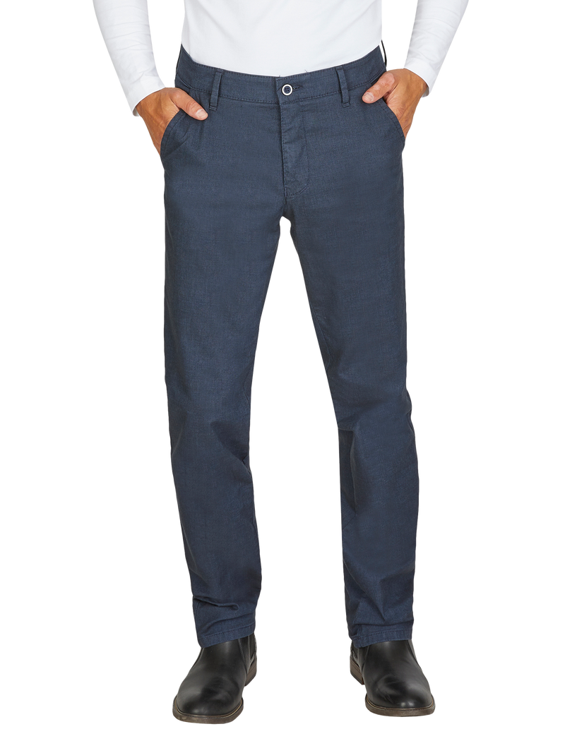 Hosenmodell: Dunkelblaue, gerade geschnittene Stoffhose mit elastischem Bund, seitlichen Eingrifftaschen und Knopfverschluss, getragen von einer Person mit weißen Oberteil und schwarzen Schuhen.