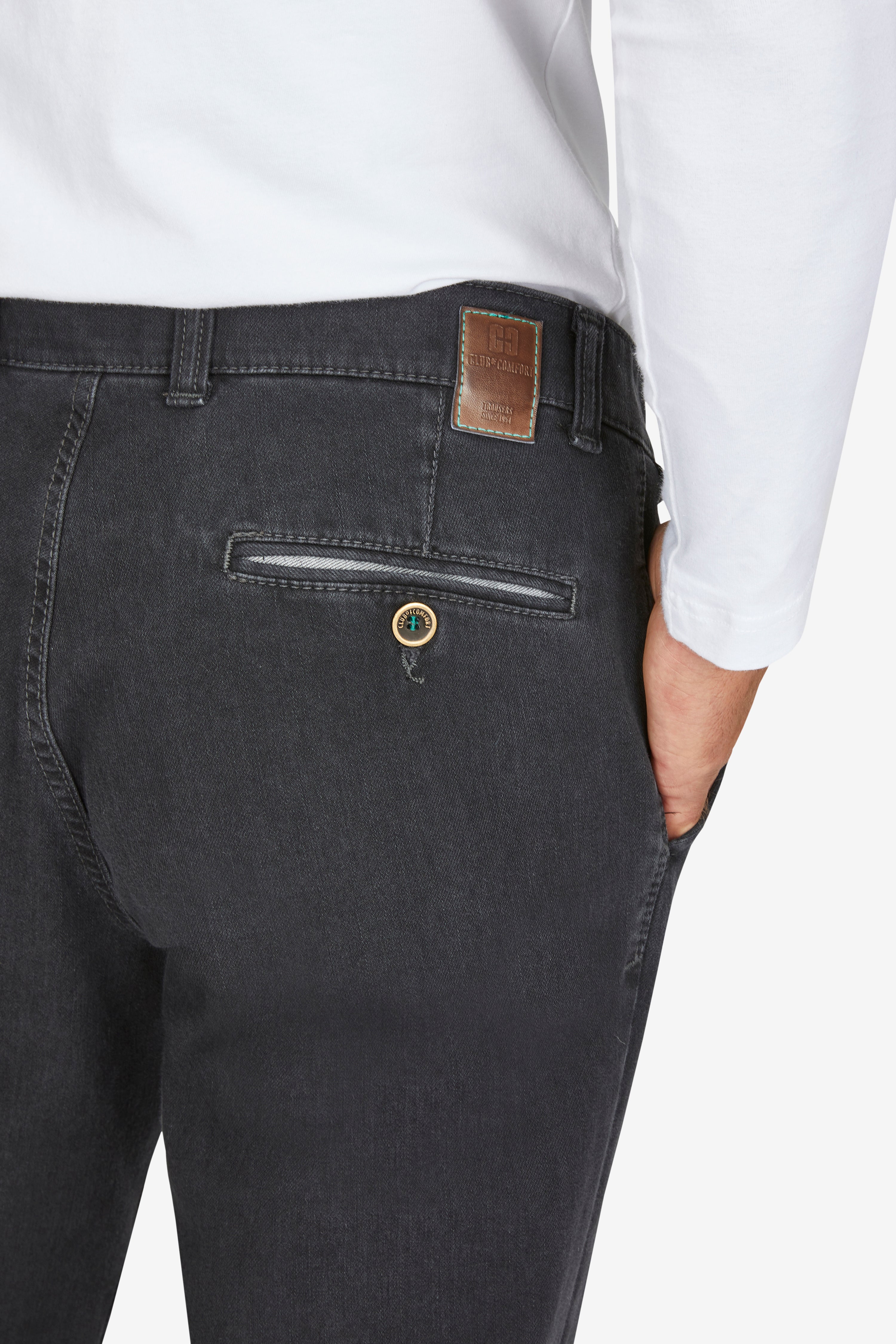 Bequeme schwarze Flat Front-Hose aus Bi-Stretch-Denim mit Komfortbund, Hemdstopper und Münztasche, hergestellt von Club of Comfort, mit regulärer Passform, in Kurzgröße, geeignet für Ganzjahres-Saison.