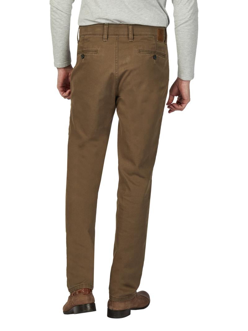 Herrenhose in hellbraun, mit Gürtelschlaufen, seitlichen Eingrifftaschen und zwei hinteren Passform-Taschen, getragen von einer Person, die eine graue Oberteil anhat.