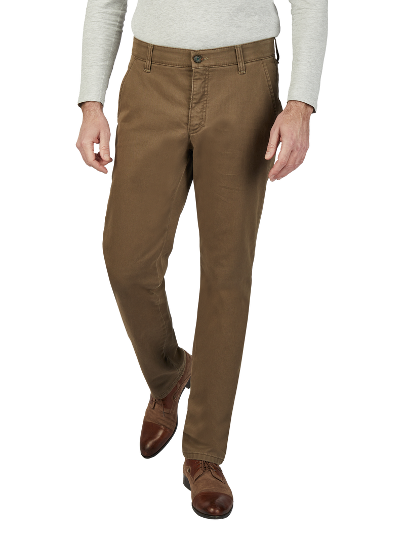 Hosen: Eine Person trägt eine braune, schlichte Hose mit Gürtel, die locker sitzt. Die Hose hat einen Reißverschluss, Knopf und seitliche Eingrifftaschen. Die Person trägt dazu braune Schuhe und ein hellgraues langärmeliges Oberteil. Der Hintergrund ist transparent.