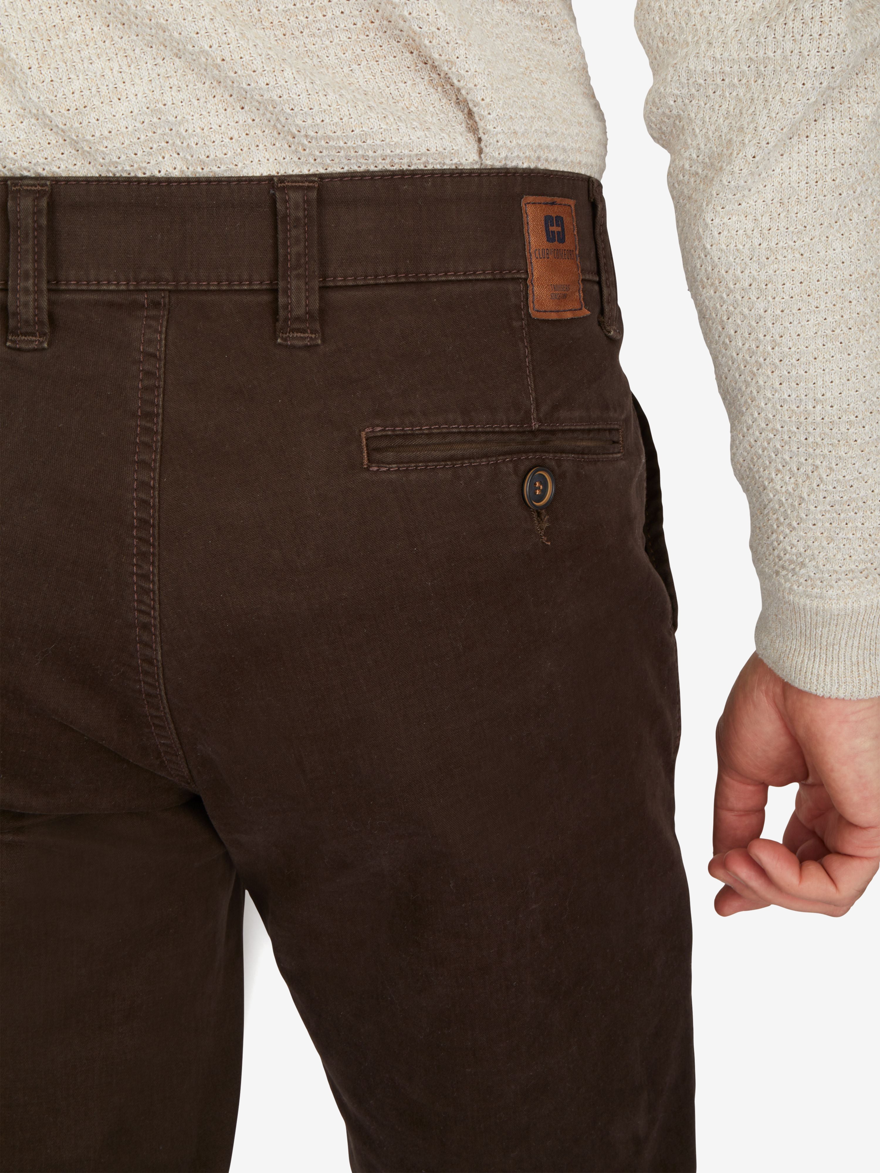 Nahaufnahme einer dunkelbraunen GARVEY 7612 Flat Front-Hose mit elastischem Komfortbund, Hemdenstopper und Münztasche in der rechten Seitentasche, gefertigt aus hochelastischer Baumwolle, mit schmaler Fußweite, normaler Leibhöhe, geeignet für Herbst/Winter.