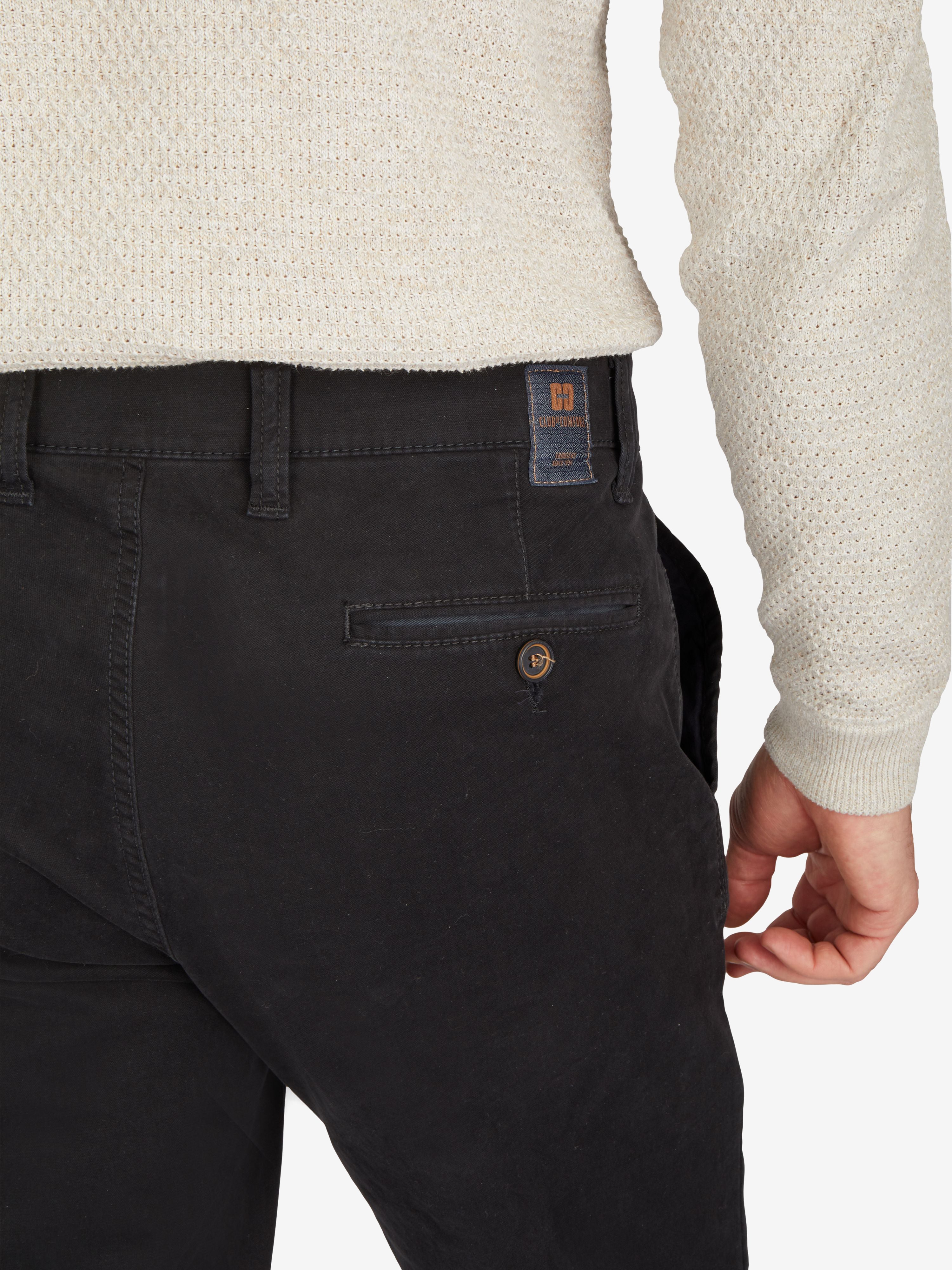 Nahaufnahme einer dunkelblauen GARVEY 7612 Flat Front-Hose aus high stretch Baumwolle mit elastischem Komfortbund, Hemdenstopper und Münztasche in der rechten Seitentasche. Der Blick ist auf den oberen Rücken und die Taille gerichtet, das Modell trägt eine beige, strukturierte Jacke.