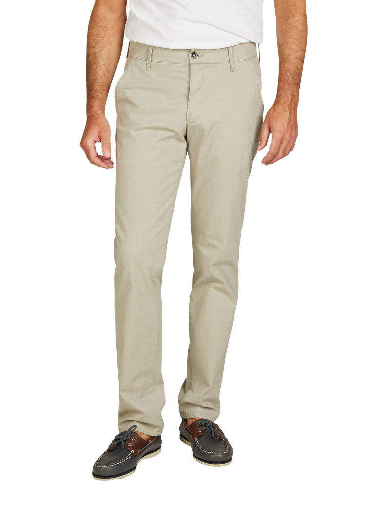 Herren in beige Chino-Hosen, weißes Hemd und dunkle Segelschuhe stehen frontal. Das Bild zeigt nur den unteren Teil des Körpers bis zu den Schuhen.