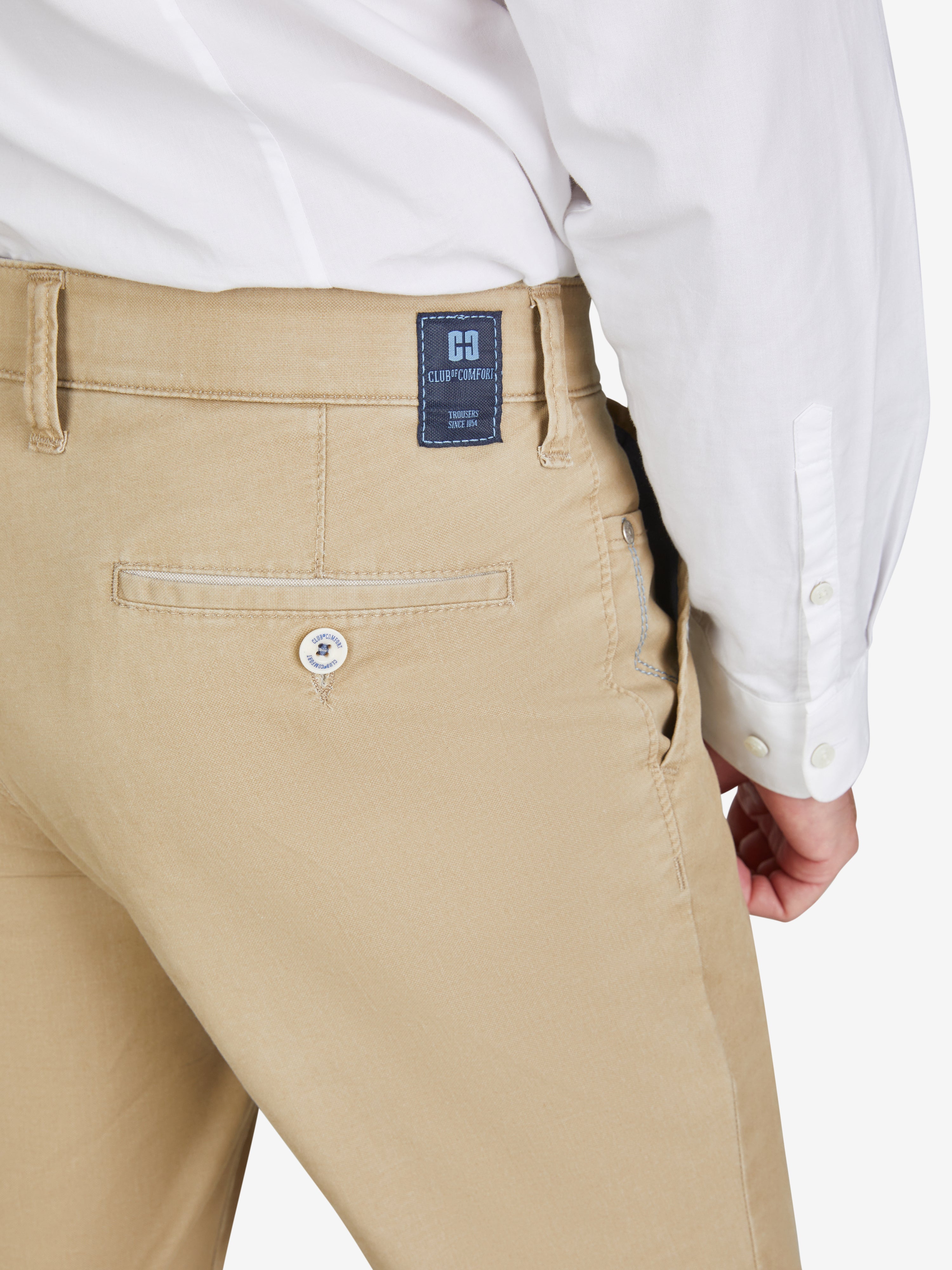Hose "GARVEY 8124" in Beige, mit Flat Front, Komfortbund, Münztasche, aus elastischer High-Stretch-Baumwoll-Mikrostruktur mit Coolmax® EcoMade Klimaregulierung, Regular Fit, schlanker Schnitt, hergestellt von Club of Comfort, für Frühling/Sommer, umweltfreundlich, nachhaltig, made in Green by Oeko-Tex.