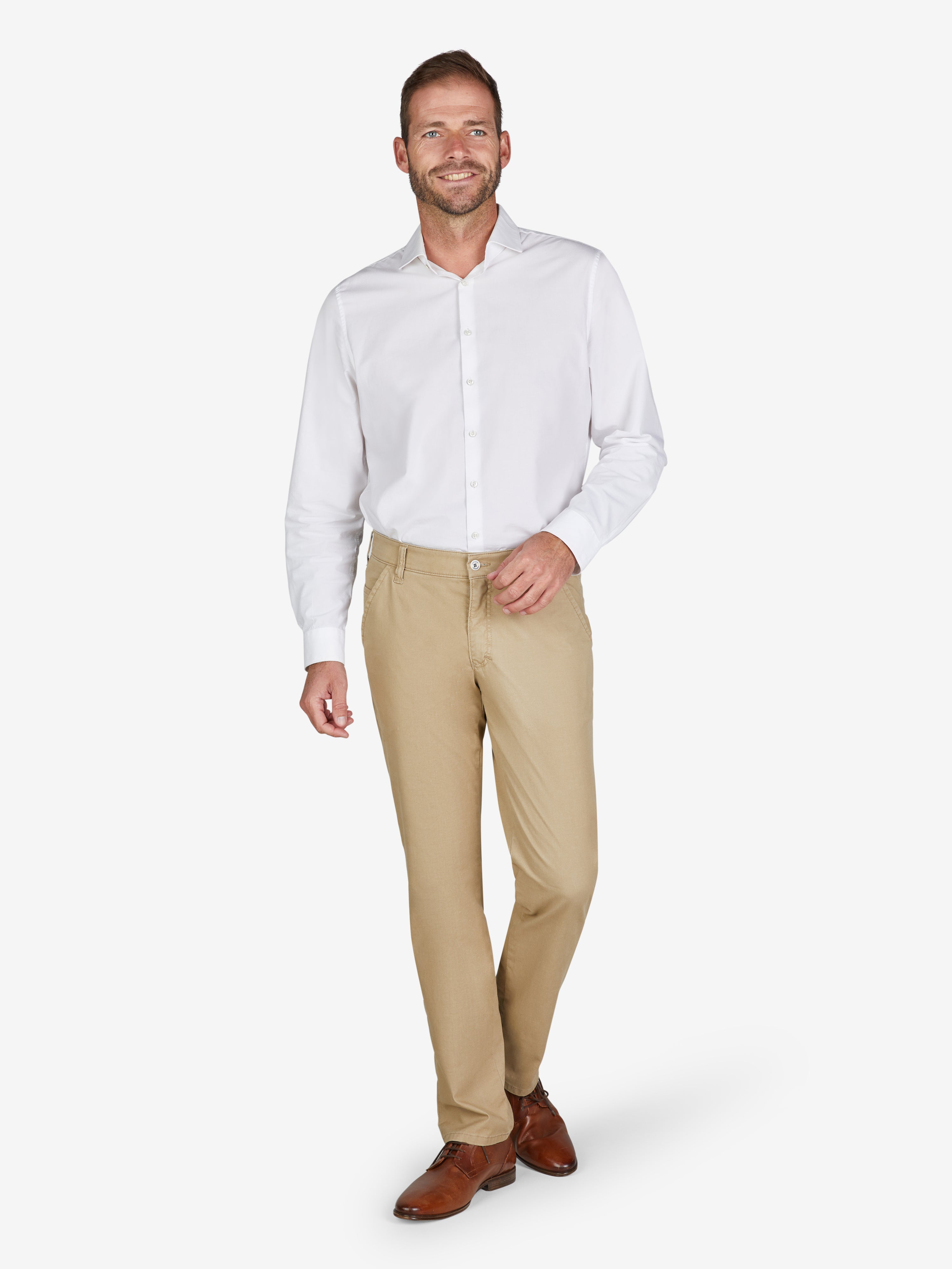 Mann in weißem Hemd und beiger Flat-Front-Hose mit Komfortbund, Münztasche und schlankem Bein, gefertigt aus high-stretch Baumwoll-Mikrostruktur mit Coolmax® EcoMade Klimaregulierung, nachhaltig und bequem für Frühjahr/Sommer.