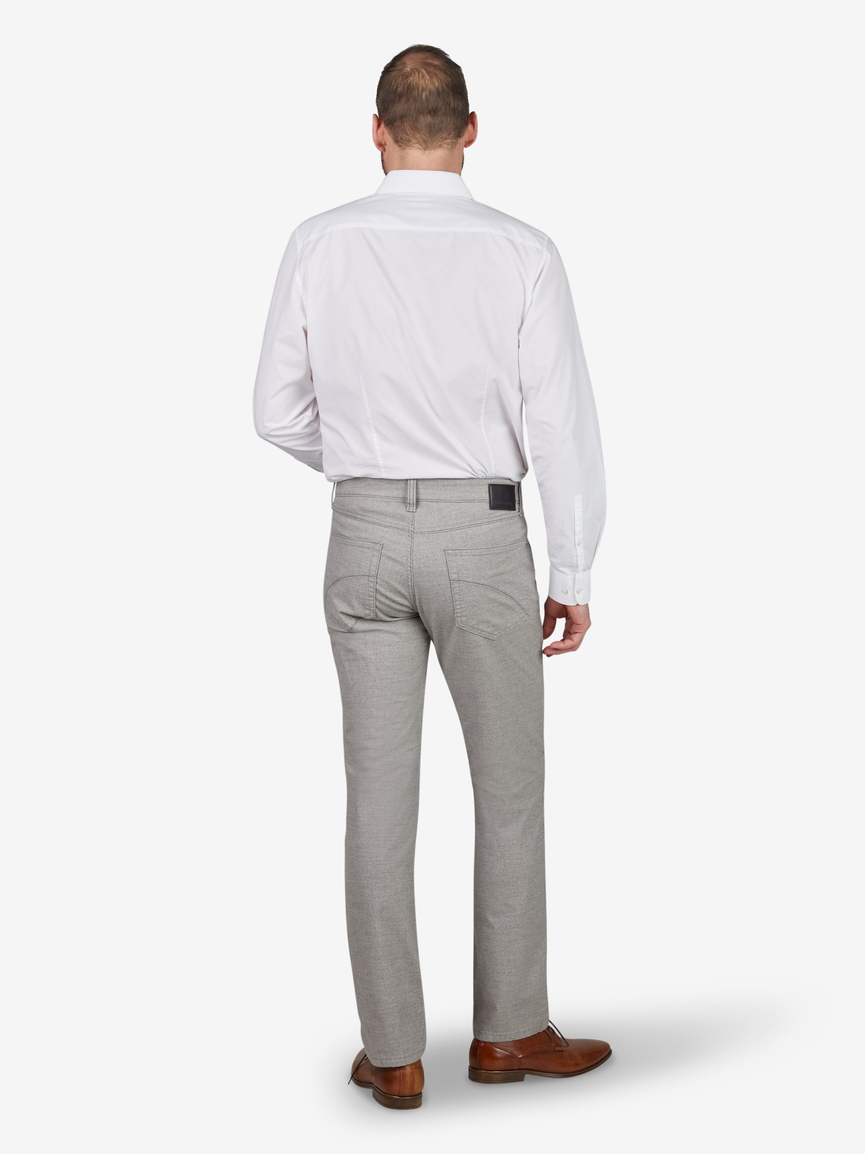 Herrenhose Modell HENRY 7631 in Hellgrau Melange, aus Baumwoll-Struktur-Mischgewebe mit Woll-Optik, regular Fit, mit elastischem Doppelstoffbund, Mobile Pocket in rechter Vordertasche, Münztasche mit Kontrast-Patch, schlankes Bein, flexible, bequeme 6-Pocket-Hose, ideal für Herbst/Winter, hergestellt von Club of Comfort.