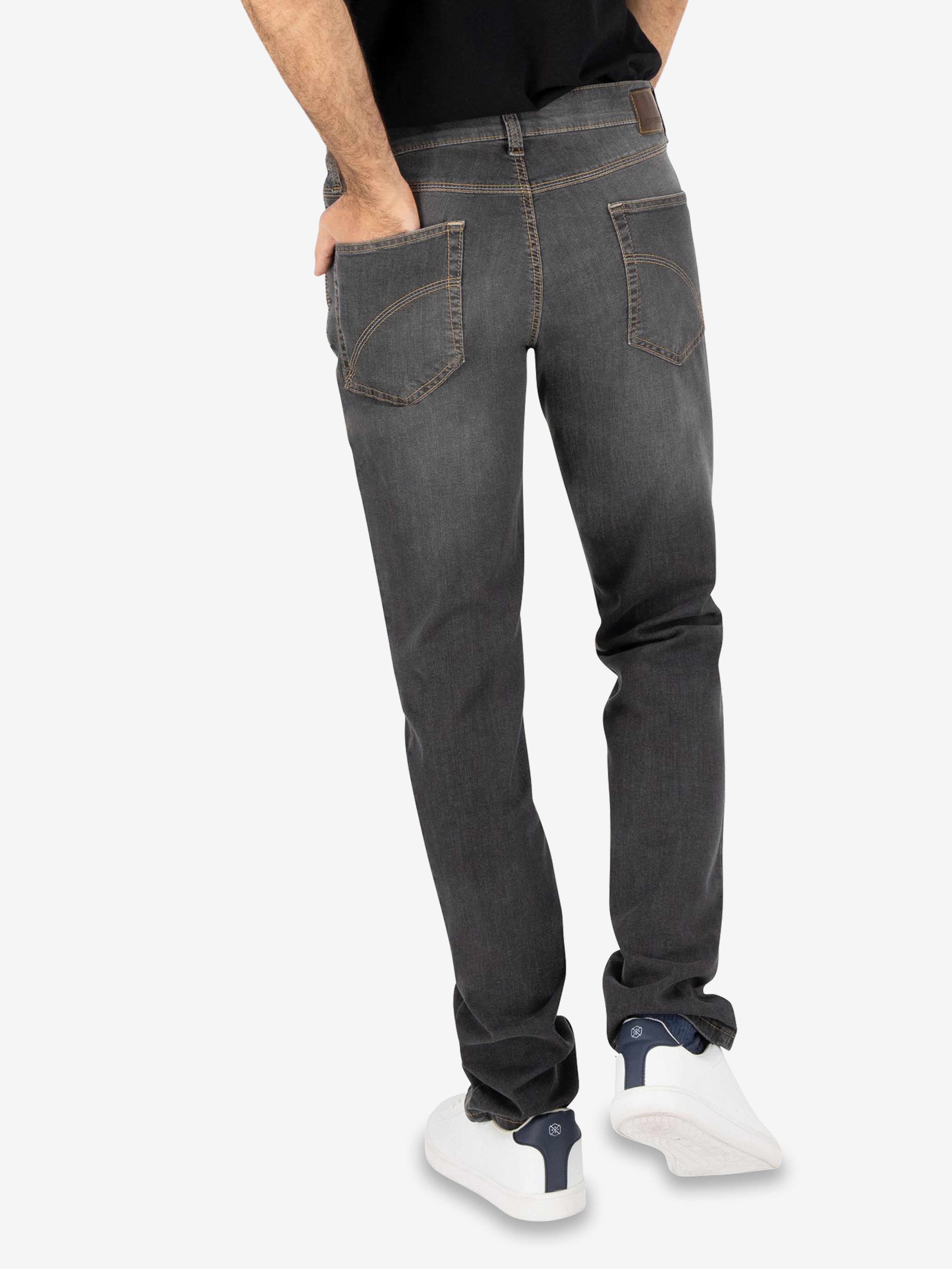 Hose "HENRY 6516" in grau (gewaschen) von Club of Comfort, aus elastischem Super High Stretch-Denim mit 6-Pocket-Design, Mobile Pocket für Smartphones, sportlichen Kontrast-Patch, normaler Leibhöhe, schmalem Bein, Made in Green, ideal für Alltag und Freizeit.