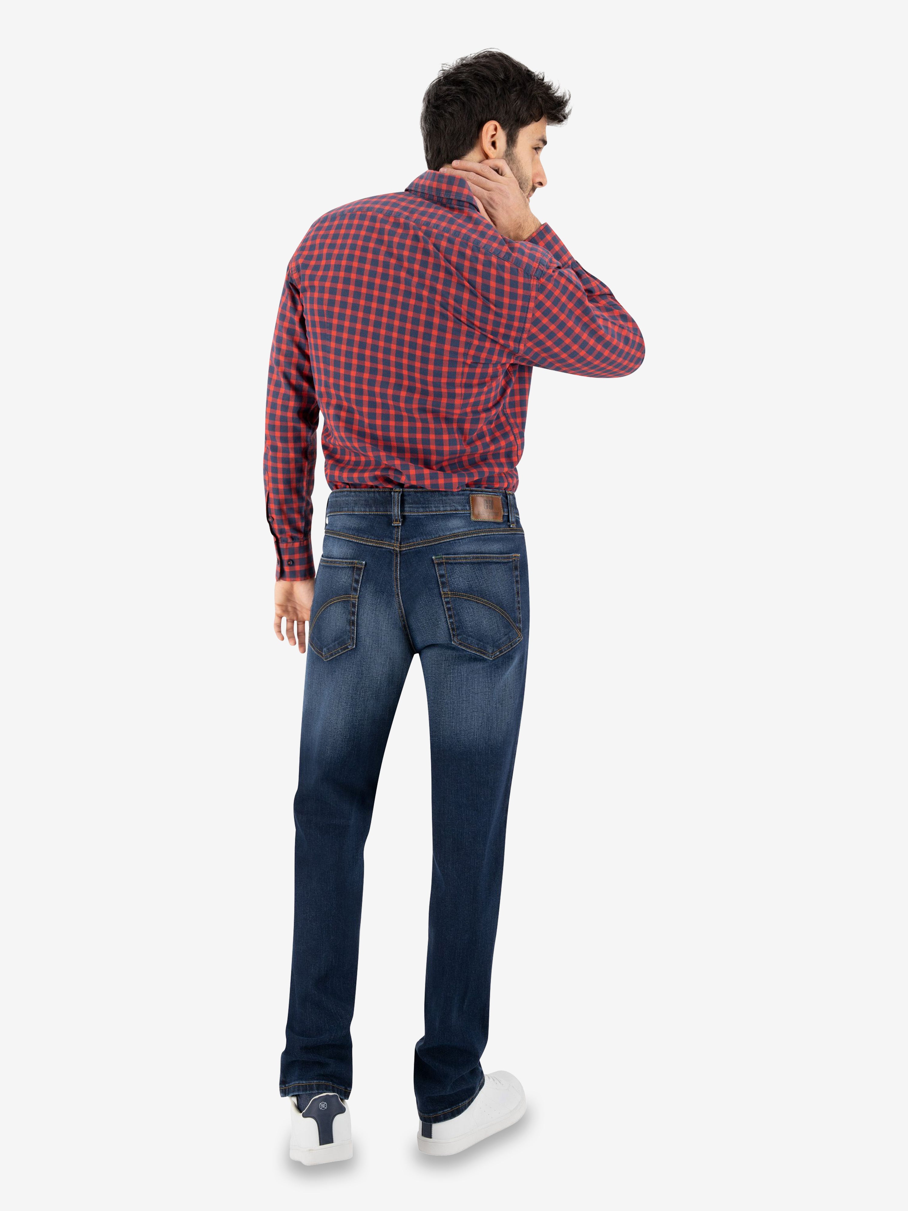 Männlicher Model trägt blau gewaschene HENRY 6516 5-Pocket Jeanshose von Club of Comfort mit Regular Fit, elastischem Doppelstoffbund, Mobile Pocket, Münztasche mit Kontrast-Patch, aus Super High Stretch-Denim, in aufrechten Pose vor neutralem Hintergrund.