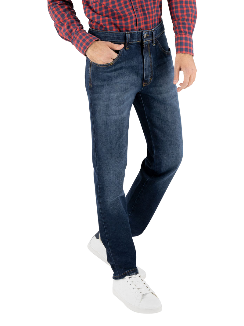 Blick auf eine Person, die eine dunkelblaue Jeans trägt, die an der Taille sitzt, mit einer Hand in der Tasche. Die Person trägt ein rot-blau kariertes Hemd und weiße Sneakers.