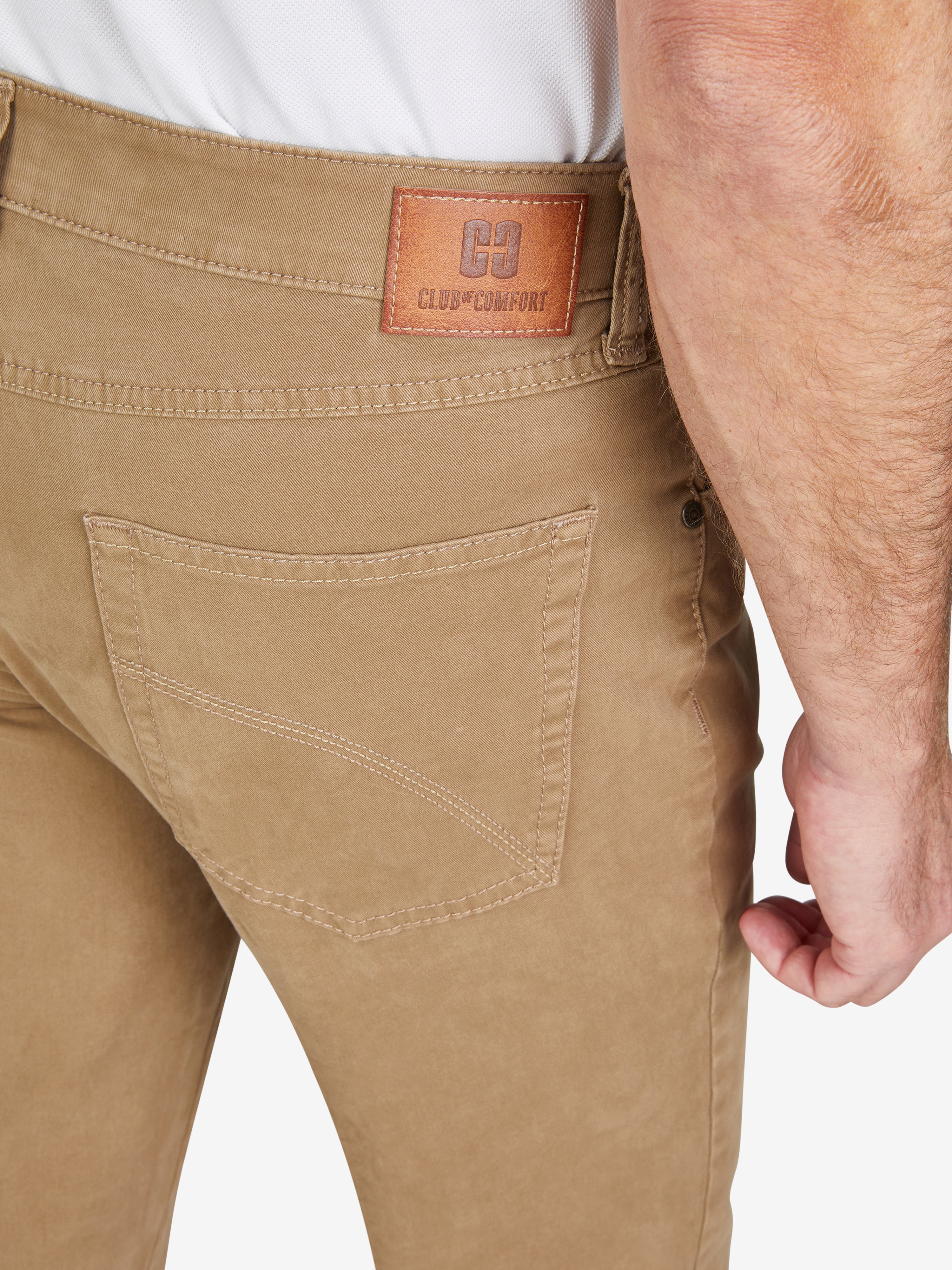Hochwertige beige 6-Pocket Baumwollhose von Club of Comfort mit elastischem Doppelstoffbund, Hemdstopper, True Colour, Mobile Pocket und 360 Grad Stretch. Fit: Regular, normaler Leibhöhe, schlankes Bein, schmale Fußweite, made in Green by Oeko-Tex.