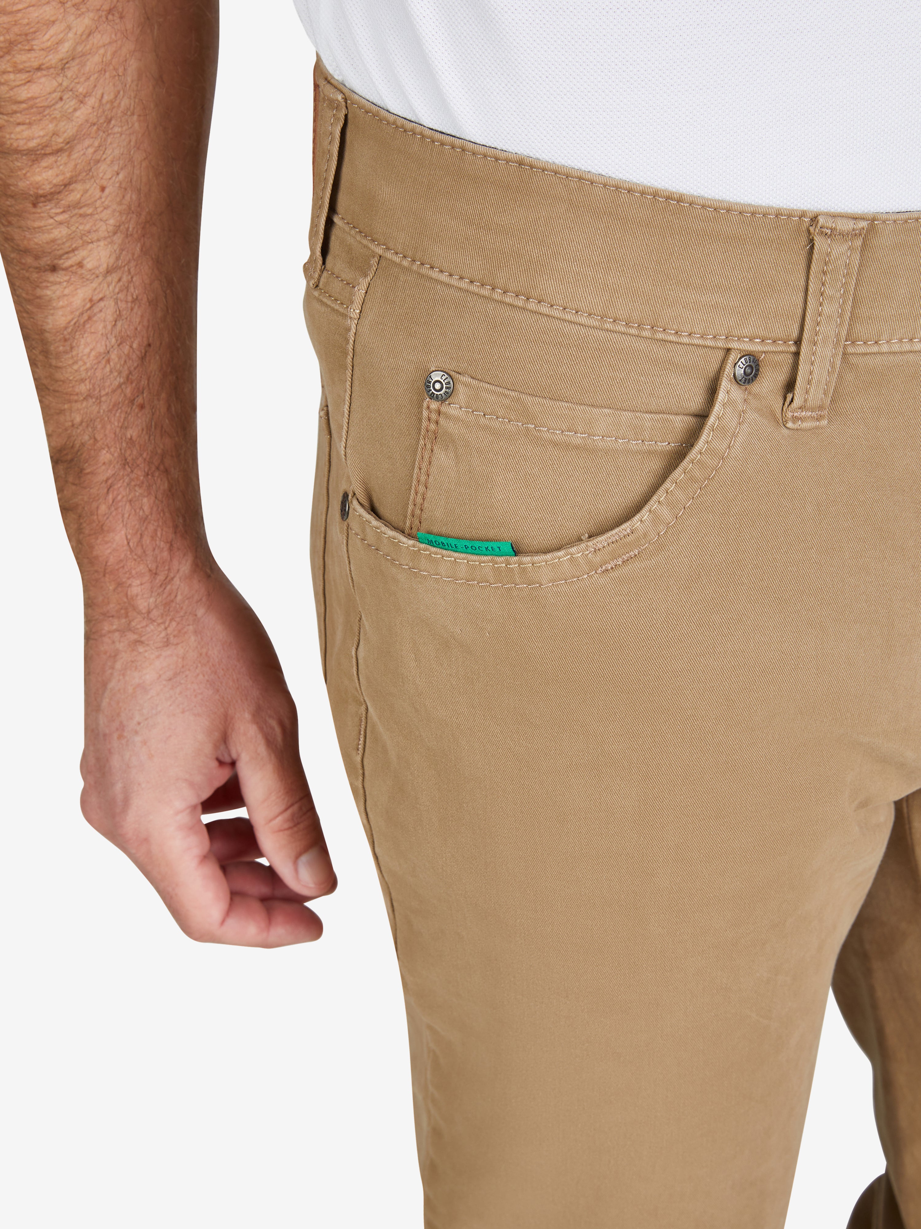 Bequeme beige 5-Pocket-Hose von Club of Comfort mit elastischem Doppelstoffbund, Hemdstopper und separater Mobile Pocket in der rechten Vordertasche, aus bi-elastischer Baumwolle mit Softgriff, normaler Leibhöhe, schmales Bein, ideal für Alltags- und Aktivgebrauch.