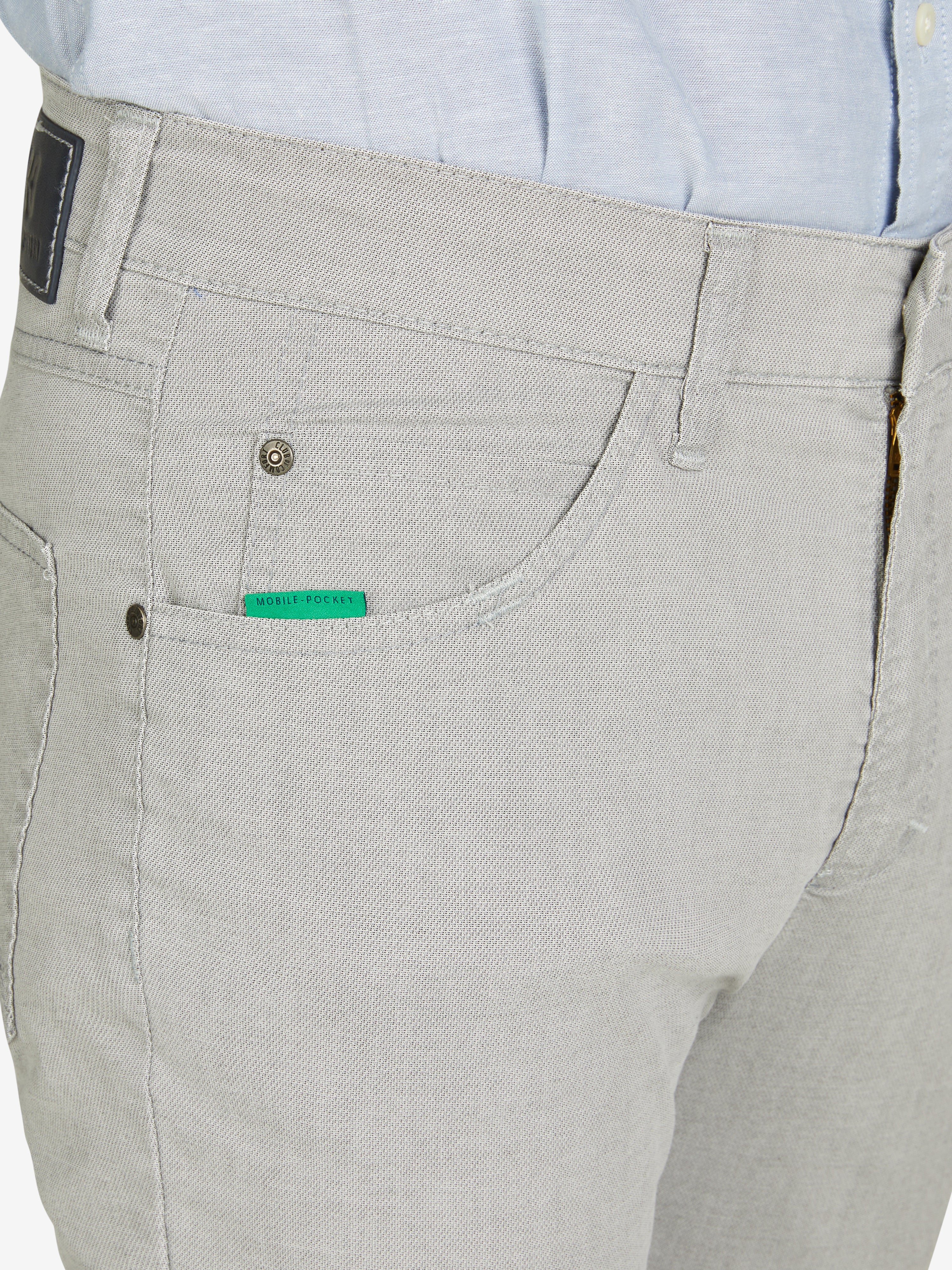 Hose "HENRY 8108" in Grau von Club of Comfort, mit 6-Pocket, elastischem Doppelstoffbund, Hemdstopper, regulärer Passform, High Stretch Baumwoll-Mikrostruktur, Mobile Pocket in der rechten Vordertasche, normale Leibhöhe, schlankes Bein, Frühling/Sommer, Made in Green by Oeko-Tex.