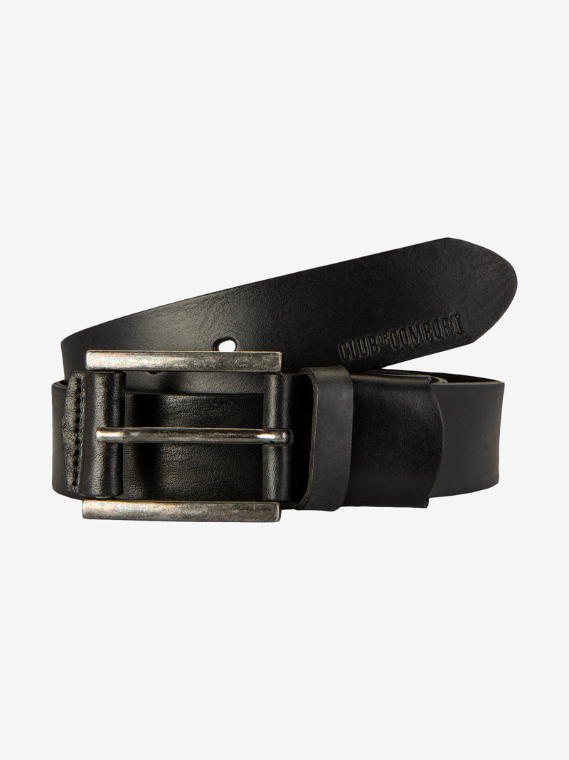 Schwarzer Ledergürtel mit silberner Metallschnalle, bequem gerollt auf weißem Hintergrund.