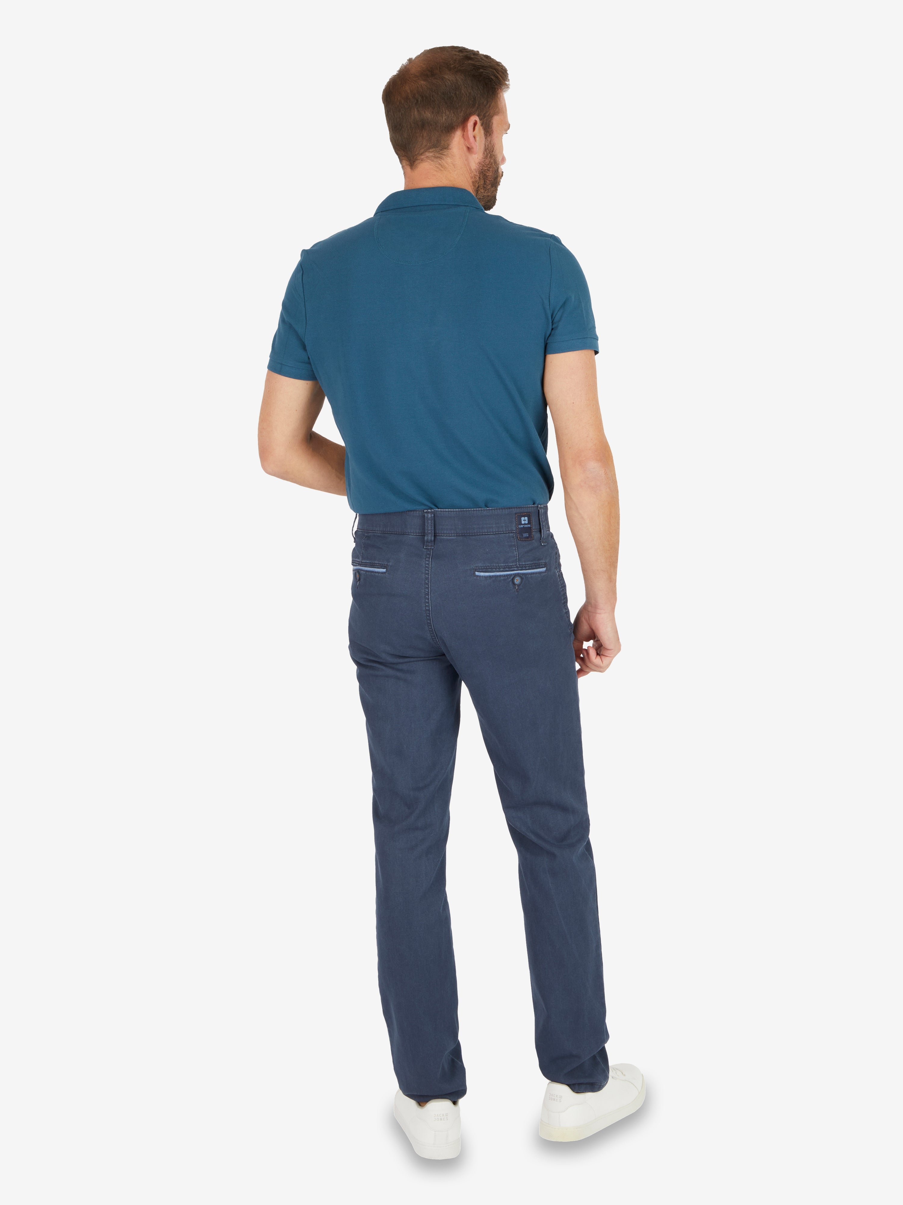Mann trägt mittblauen MARVIN 7506 Hosen von Club of Comfort mit elastischem Comfortbund, Hemdstopper, Swing-Pocket, modifizierter 5-Pocket-Form, Regular Fit, aus High Stretch Baumwolle, Frühling/Sommer, hergestellt in Green by Oeko-Tex.