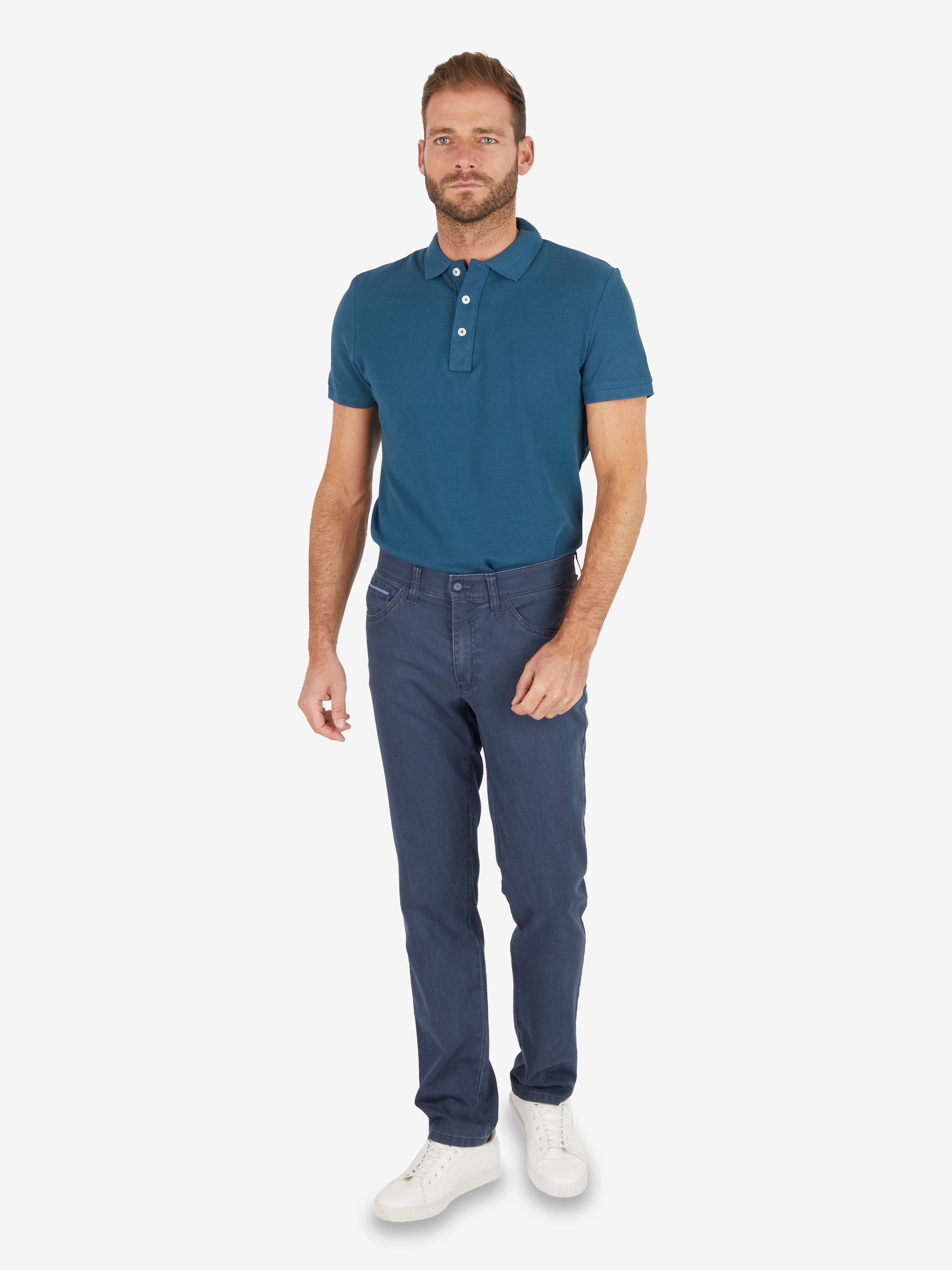 Männlicher Models trägt eine blaue Poloshirt und eine mittelblaue Hose MARVIN 7506 von Club of Comfort mit Komfortbund, Hemdenstopper und High Stretch aus Baumwolle.