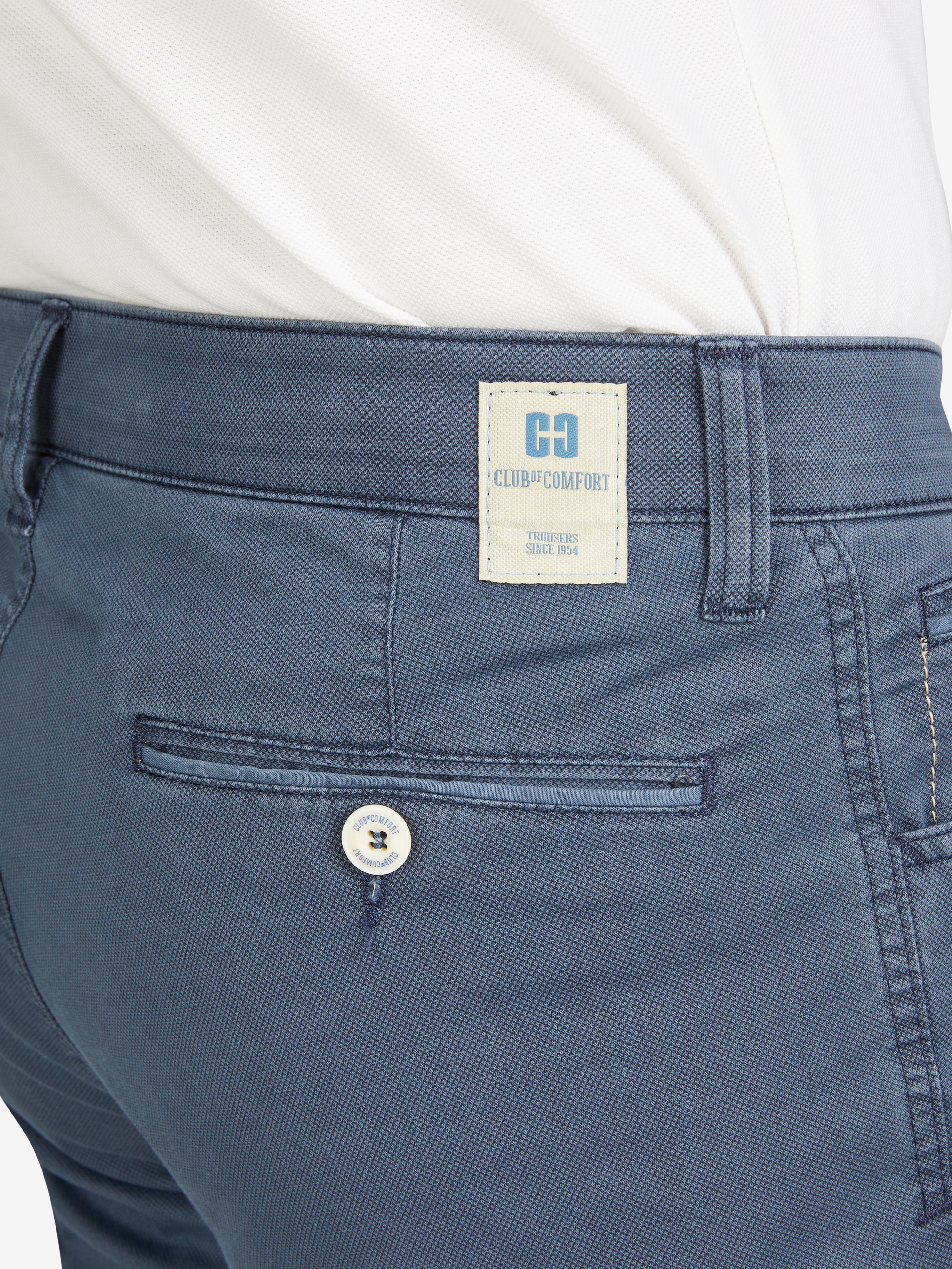 Nahaufnahme einer blauen MARVIN 8103 Baumwollhose mit elastischem Comfortbund, Hemdenstopper und doppelt paspelierter Münztasche. Das Produkt ist leicht, mit Mikro-Print, dynamischem Druck und Swing-Pocket-Design, hergestellt von Club of Comfort.