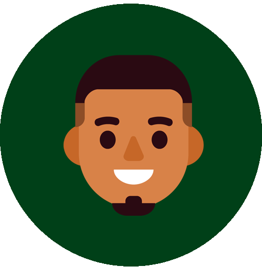 Digitales Emoji eines lächelnden jungen Mannes mit dunklem, kurz geschnittenem Haar, braunen Hautfarbe, großen schwarzen Augen, braunen, buschigen Augenbrauen, einer kleinen braunen Nase, einem weißen Lächeln und einem kleinen schwarzen Bart am Kinn, vor dunkelgrünem Hintergrund.