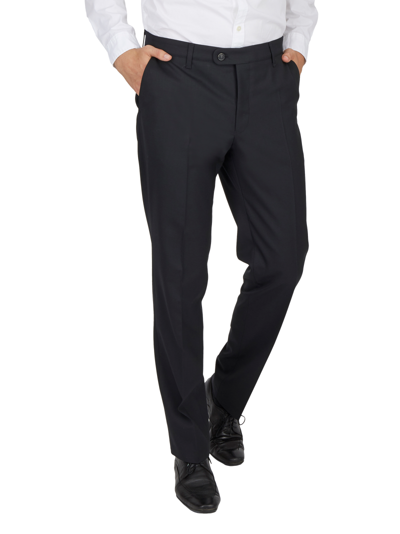 Ein Mann trägt schwarze Anzughose, die leicht gerader Schnitt und seitliche Einschubtaschen hat. Er trägt ein weißes Hemd und schwarze Schuhe.