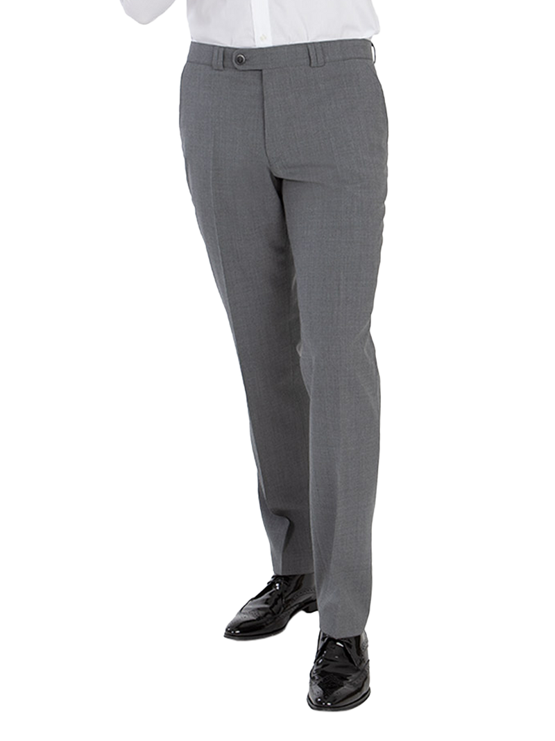 Bodenansicht eines Mannes, der graue, formelle Anzugshosen trägt. Er trägt schwarze Lederschuhe und ein weißes Hemd. Der Hintergrund ist transparent.