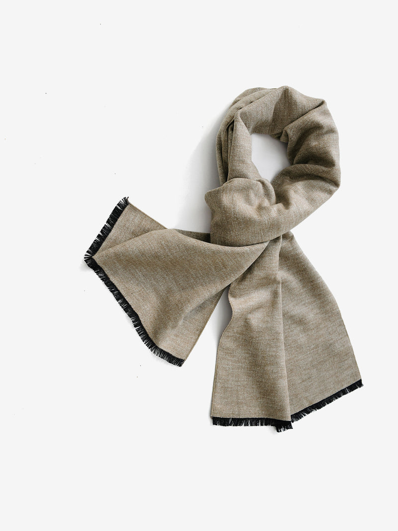 Hochwertiger Herren-Schal aus 100% Seide in hellbeigem Farbtönen mit feinen Fransen an den Abschlüssen, Maße ca. 31 x 178 cm, edler Mattglanz, geeignet für ganzjähriges Tragen, von Club of Comfort.