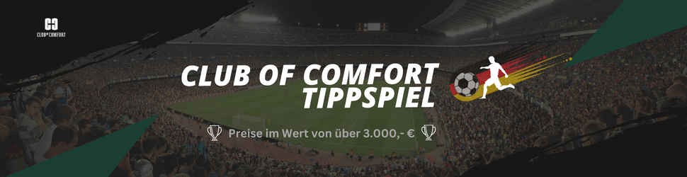 Ein Stadion voller Menschen beim Tippspiel des "Club of Comfort". Der Schriftzug "Club of Comfort Tippspiel" ist zentriert, darunter steht in kleinerem Text "Preise im Wert von über 3.000,- €". Der Hintergrund zeigt die beleuchtete Kulisse eines Fußballstadions bei Nacht, mit einem stilisierten Sportsymbol und einem Fußball.