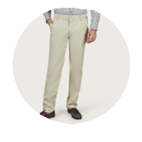 Hose aus leichtem, cremefarbenem Stoff mit geradem Schnitt, an den Seiten verziert mit kleinen Reißverschlüssen. Die Person trägt dazu eine hellblaue, langärmelige Hemdjacke.