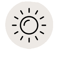 Ein schwarzer Sonnen-Icon mit einem Kreis in der Mitte, umgeben von kurzen Strahlen, auf hellgrauem Hintergrund.