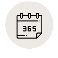 Schwarze Kalenderseite mit der Zahl "365" in der Mitte, oben drei Häkchen, und eine kleine bunte Ecke in der unteren rechten Ecke.