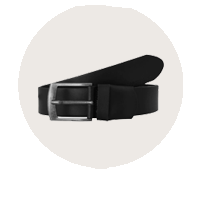 Schwarzer Ledergürtel mit silberner Schnalle, abgerollt und teilweise auf einer weißen Oberfläche liegend.