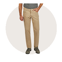 Mann trägt beige Chino-Hose mit normaler Passform, gerader Schnitt, seitlichen Eingrifftaschen und Gürtelschlaufen, kombiniert mit schwarzen Schuhen.
