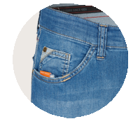 Nahaufnahme der Rückseite eines blauen Jeanshosenbeins mit sichtbarer Gesäßtasche, Knopf und Gürtel.