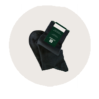 Ein Pulsoximeter mit schwarzem Armband und digitalem Display, das die Sauerstoffsättigung im Blut anzeigt.