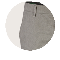 Hosenbein einer hellgrauen, stoffbesetzten Hose mit Gürtel- und Reißverschlussdetails vor neutralem Hintergrund.