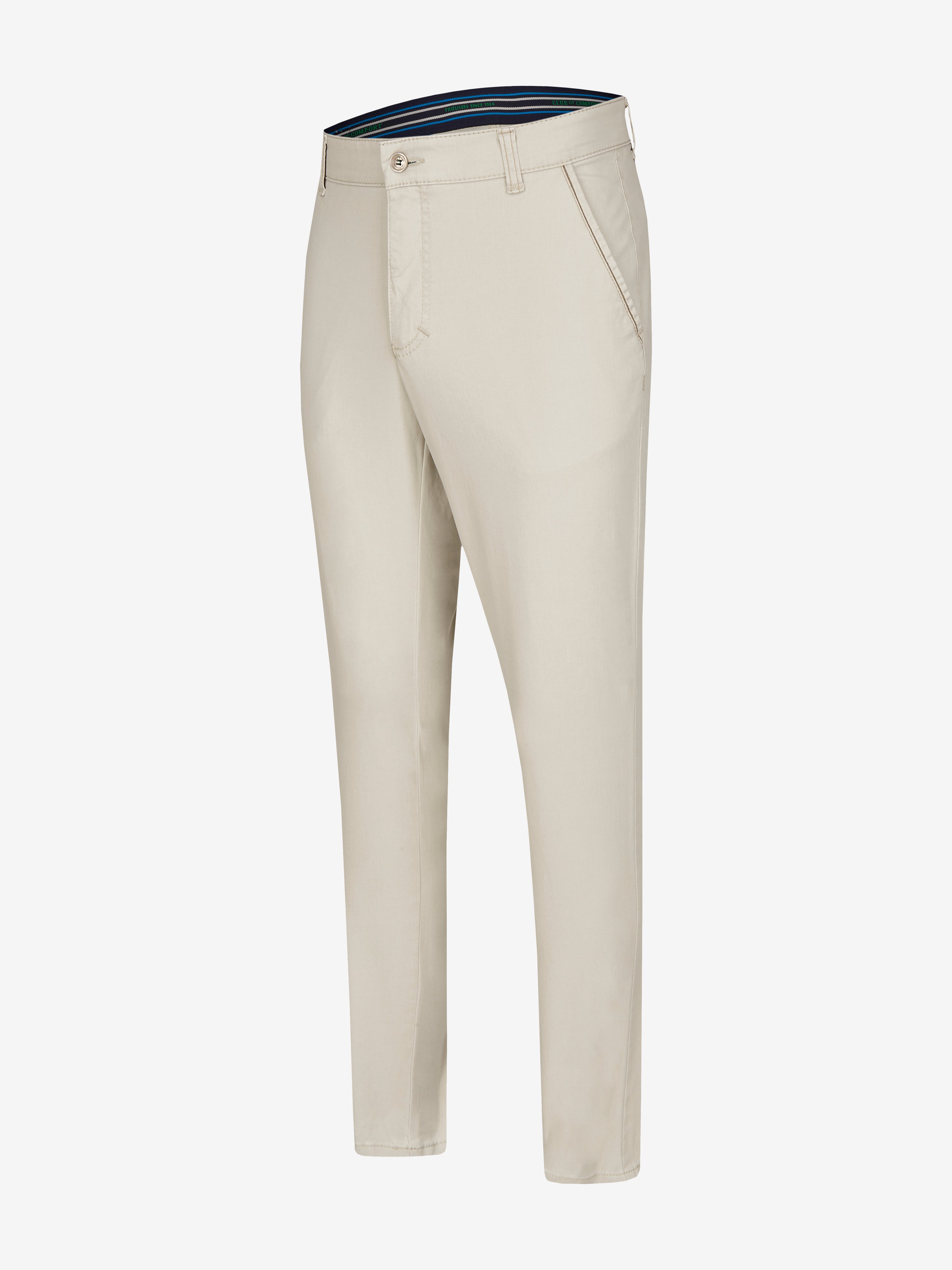 Bequeme GARVEY 6701 Flat Front-Hose in Hellbeige mit elastischem Komfortbund, Hemdenstopper und sportivem Kontrast an den Seiten- und Gesäßtaschen, aus Baumwoll Broken-Twill mit High Stretch, regulärer Passform, sommerlichem Fade-Out-Färbung, hergestellt von Club of Comfort.