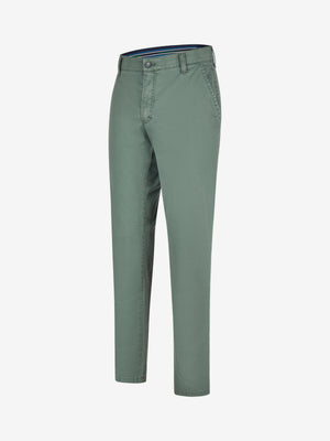 Blaue-grüne Chino-Hose mit Flat Front und elastischem Komfortbund, hergestellt aus recyceltem Baumwoll-High Stretch mit Fade Out-Färbung und Coolmax EcoMade Klimaregulierung, Modell GARVEY 7323, Regular Fit, mit Münztasche in rechter Seitentasche, ideal für Frühjahr/Sommer.