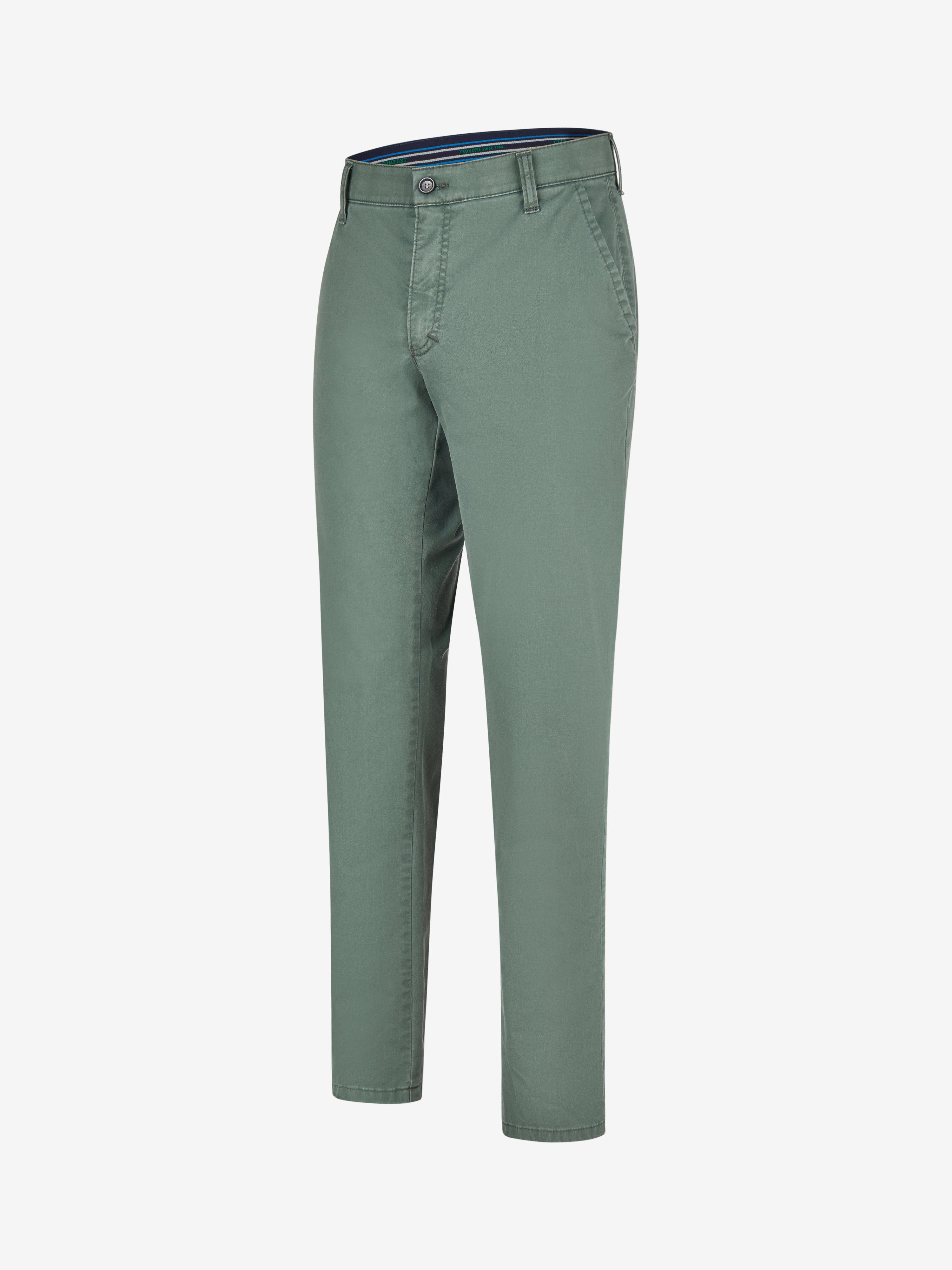 Blaue-grüne Chino-Hose mit Flat Front und elastischem Komfortbund, hergestellt aus recyceltem Baumwoll-High Stretch mit Fade Out-Färbung und Coolmax EcoMade Klimaregulierung, Modell GARVEY 7323, Regular Fit, mit Münztasche in rechter Seitentasche, ideal für Frühjahr/Sommer.